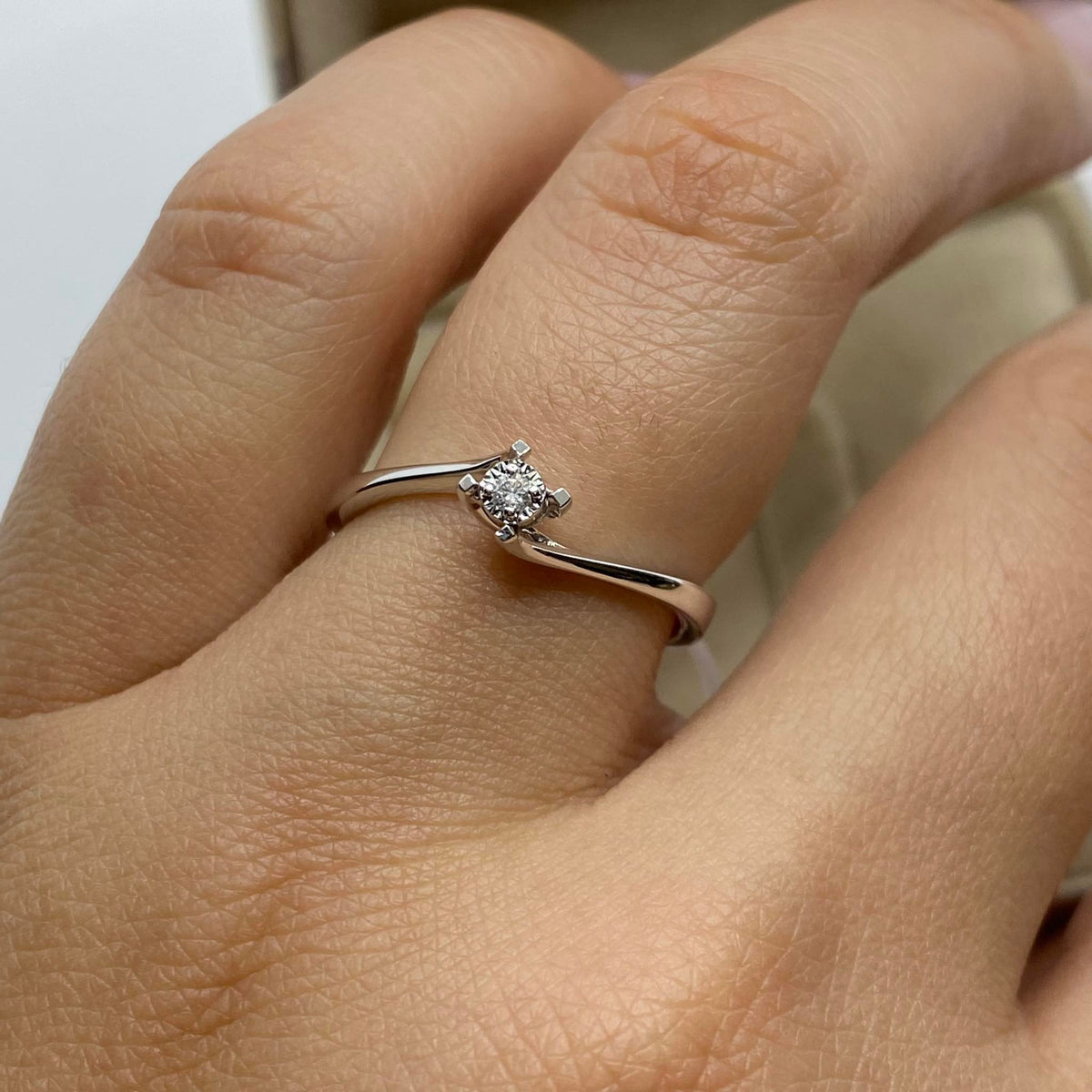 Anello Solitario Donna Oro 18KT con Diamante Ct 0.02