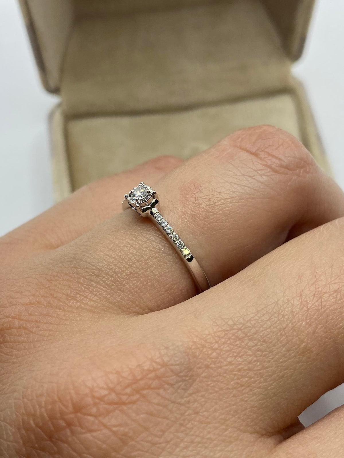 Anello Solitario Donna Oro 18KT con Diamante Ct 0.10