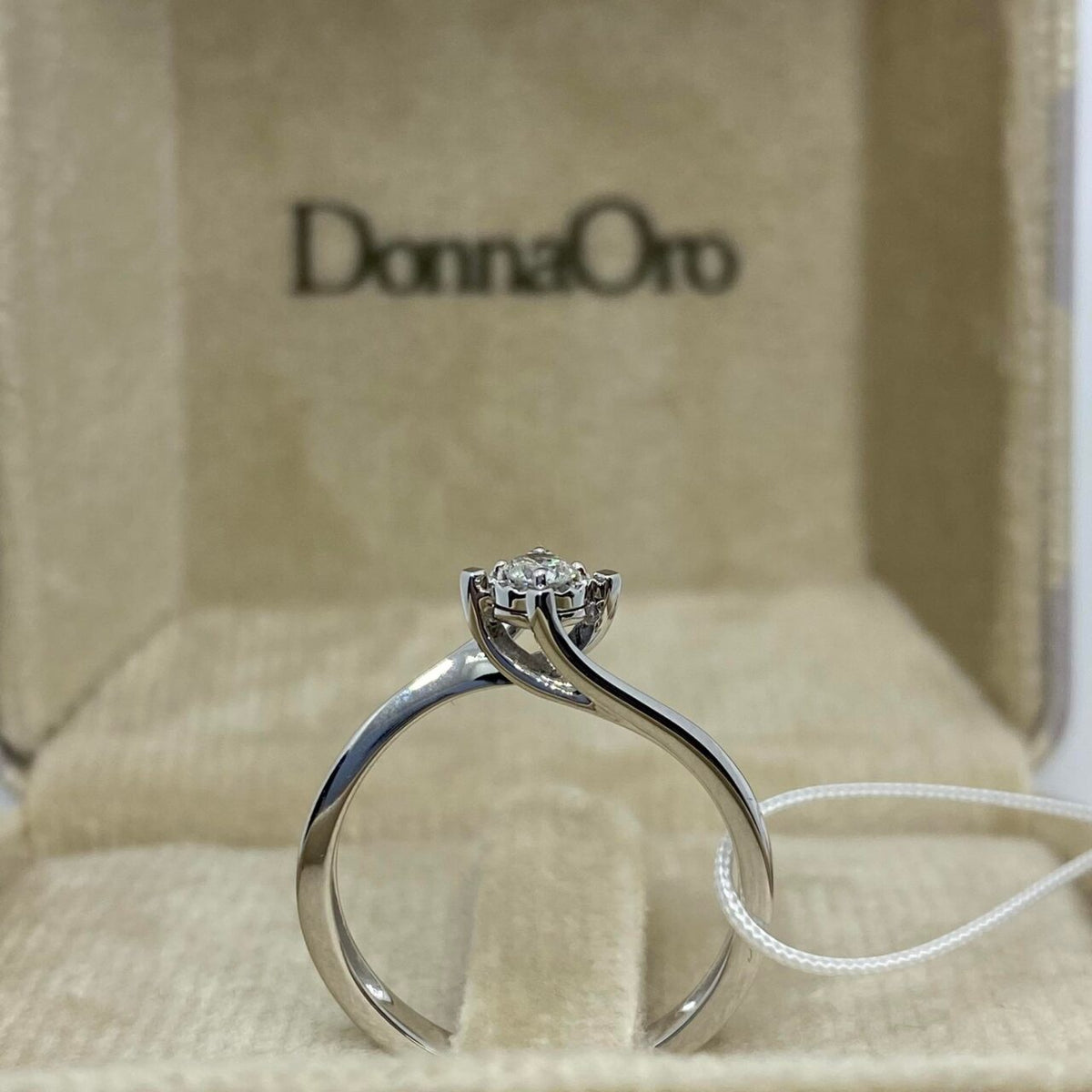 Anello Solitario Donna Oro 18KT con Diamante Ct 0.10