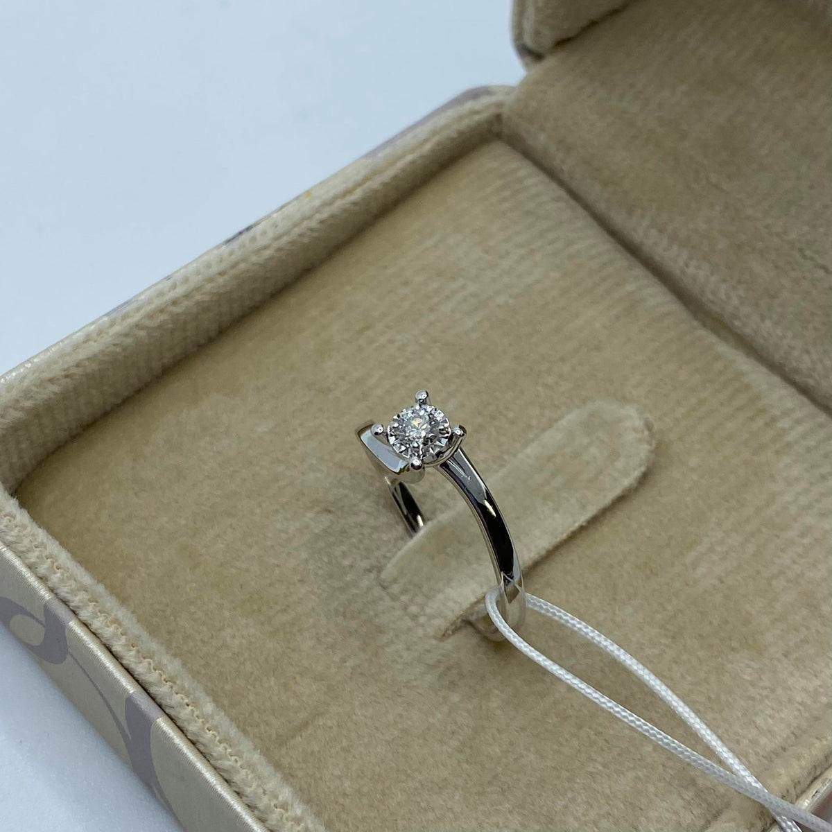 Anello Solitario Donna Oro 18KT con Diamante Ct 0.10