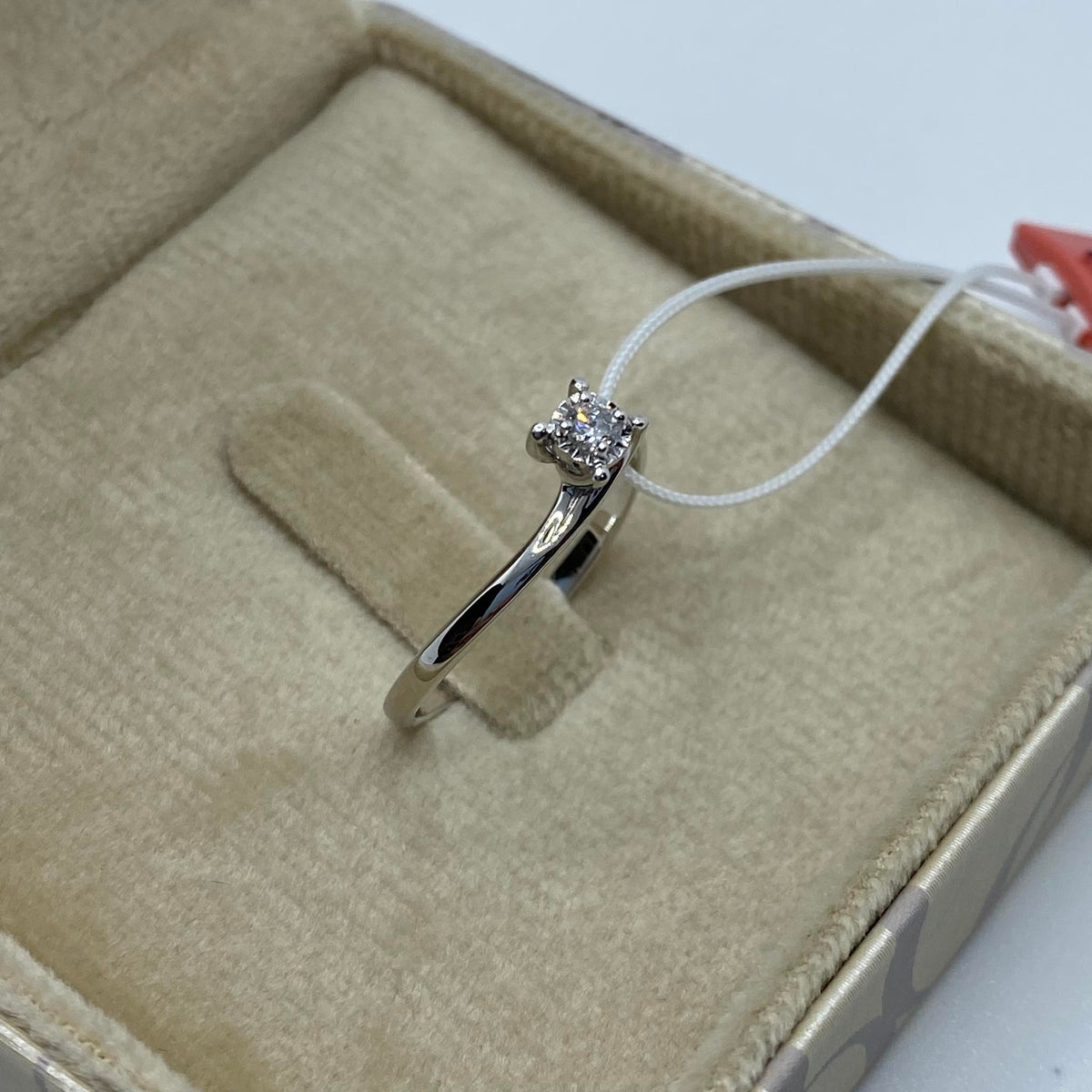 Anello Solitario Donna Oro 18KT con Diamante Ct 0.06