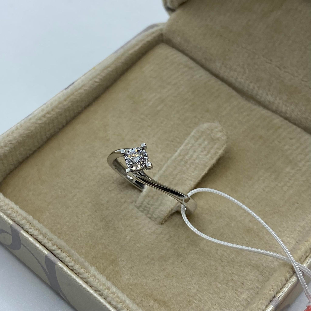 Anello Solitario Donna Oro 18KT con Diamante Ct 0.10