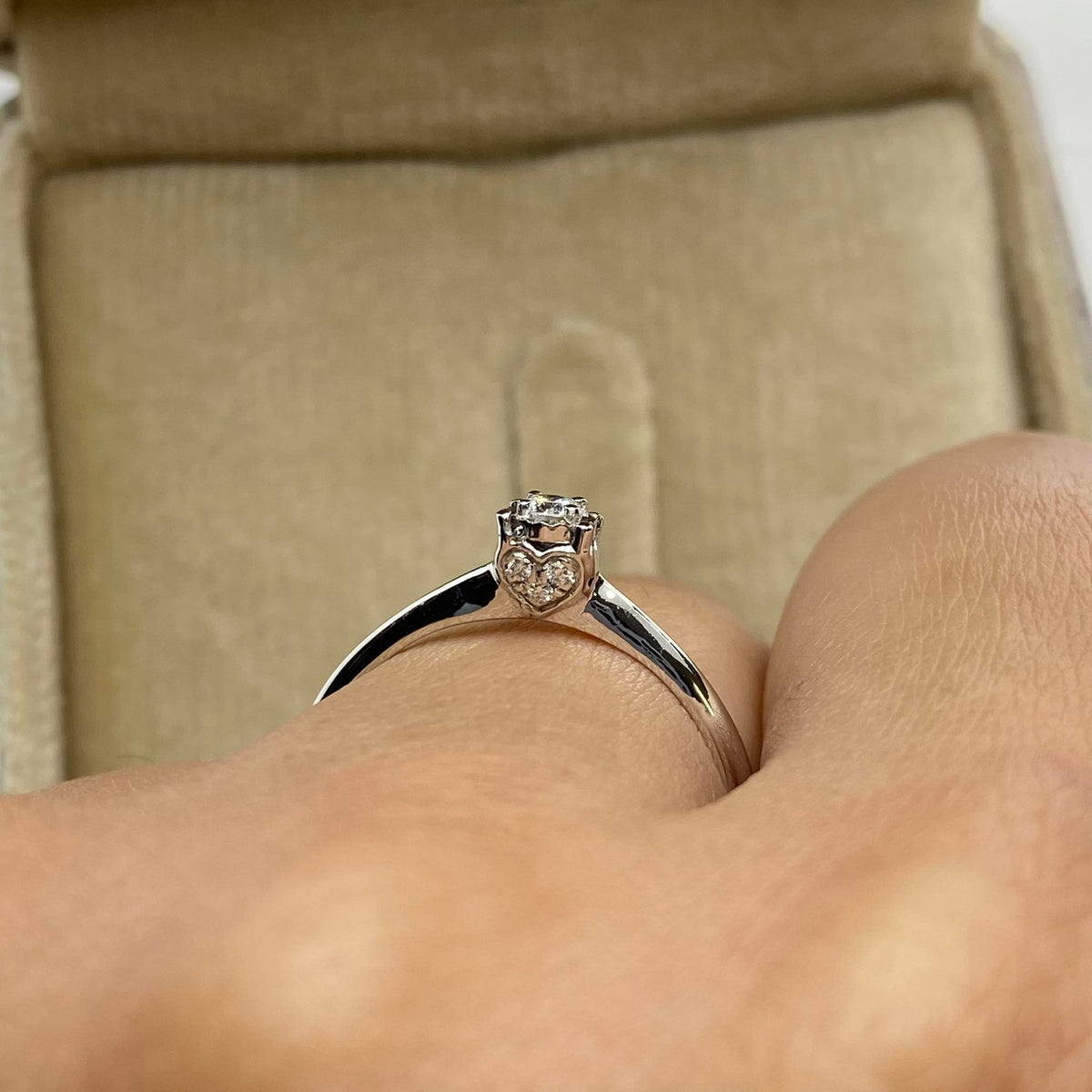 Anello Solitario Donna Oro 18KT con Diamante Ct 0.08