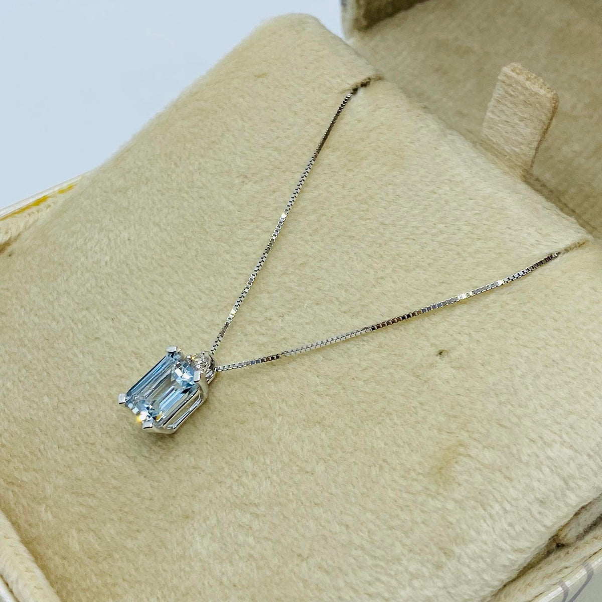 Collana Donna Oro 18KT con Acquamarina Rettangolare Ct. 0.87 e Diamante