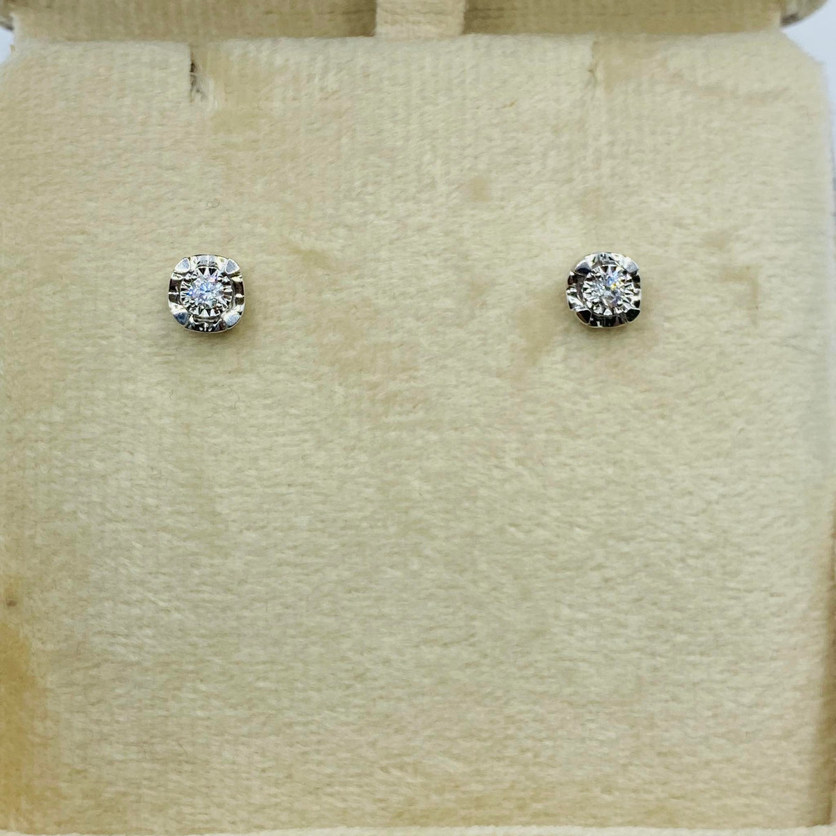 Orecchini Donna Oro 18KT Punto Luce con Diamante Ct 0.14