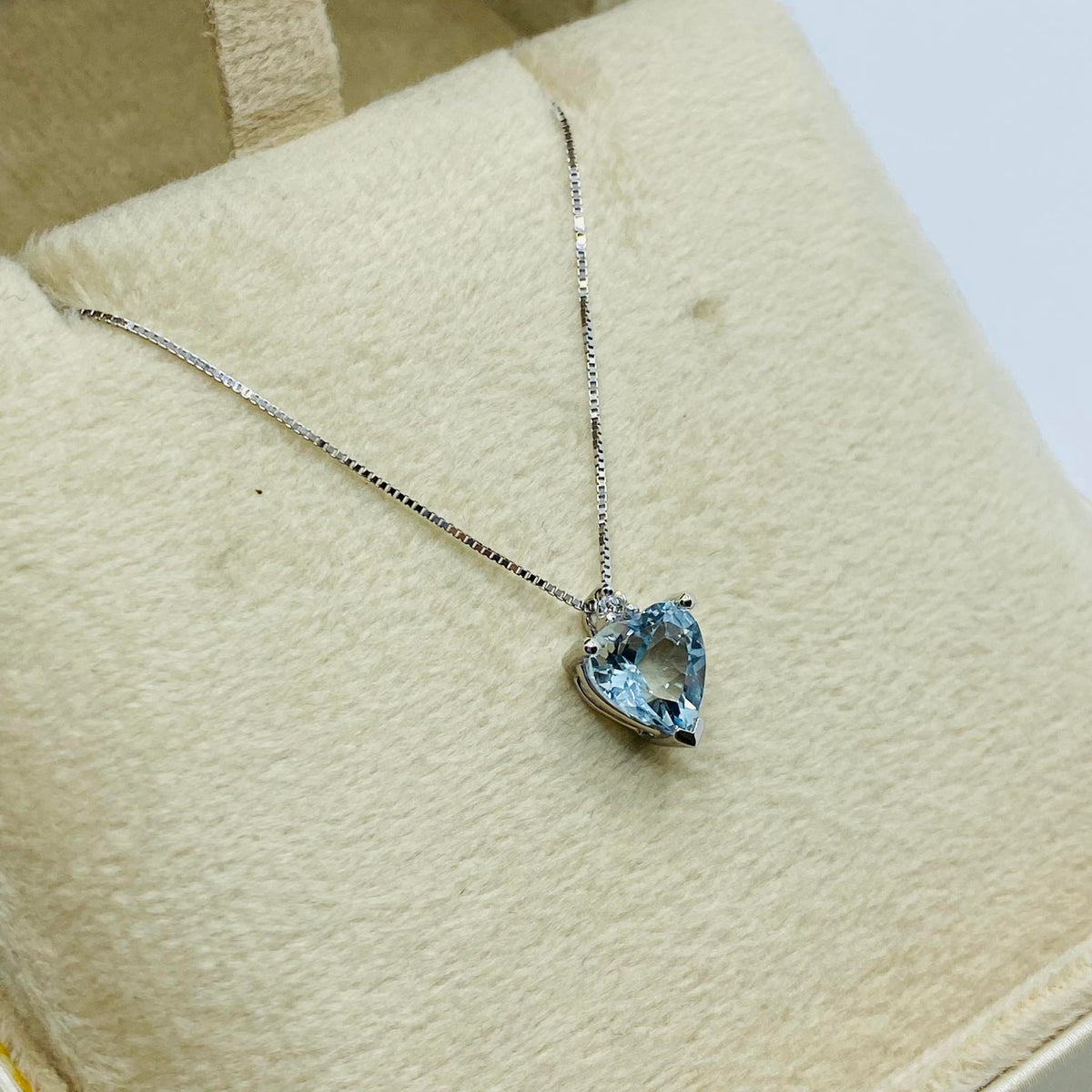 Collana Donna Oro 18KT con Acquamarina a Cuore Ct. 1.10 e Diamante