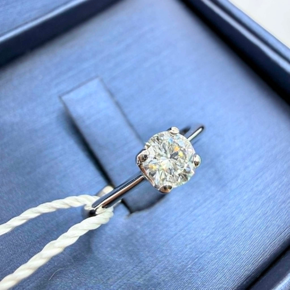 Anello Solitario in Oro 18KT 18KT e Diamante Ct. 0.50 G-VS1