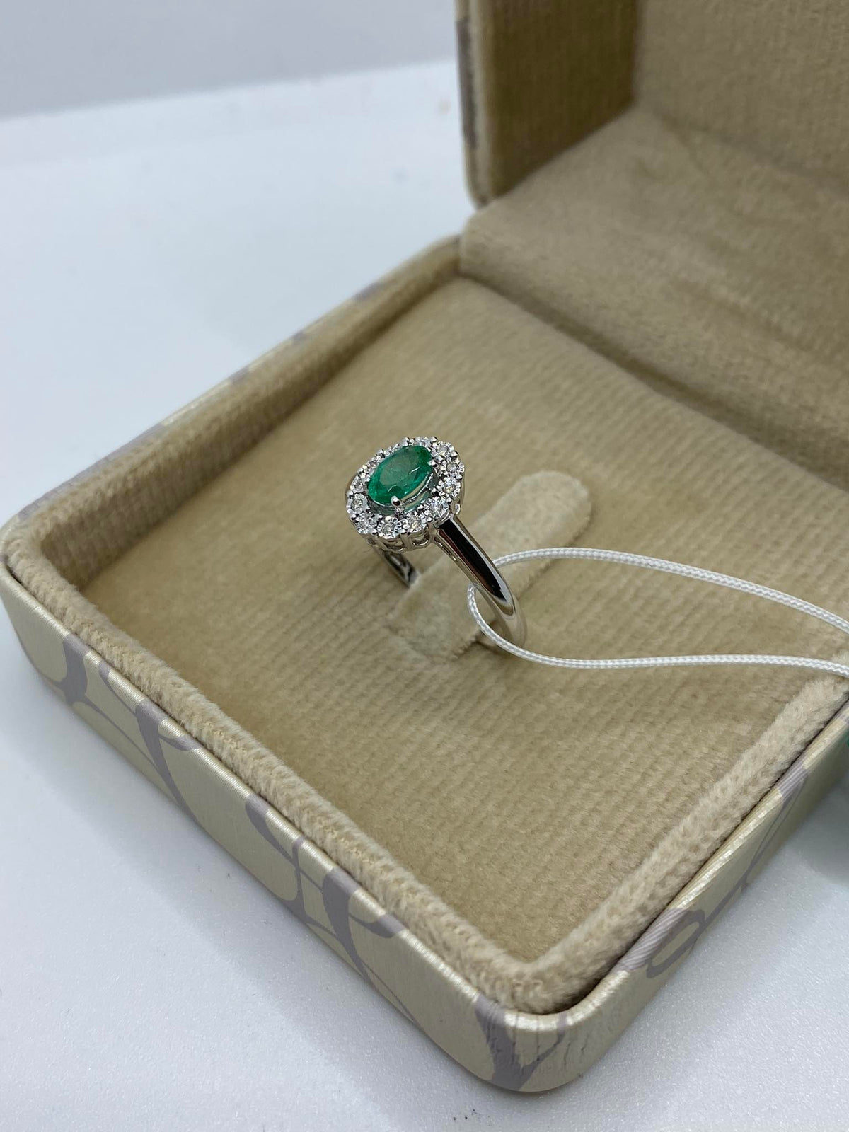 Anello Donna Oro 18KT con Smeraldo Ct 0.45 e Diamanti