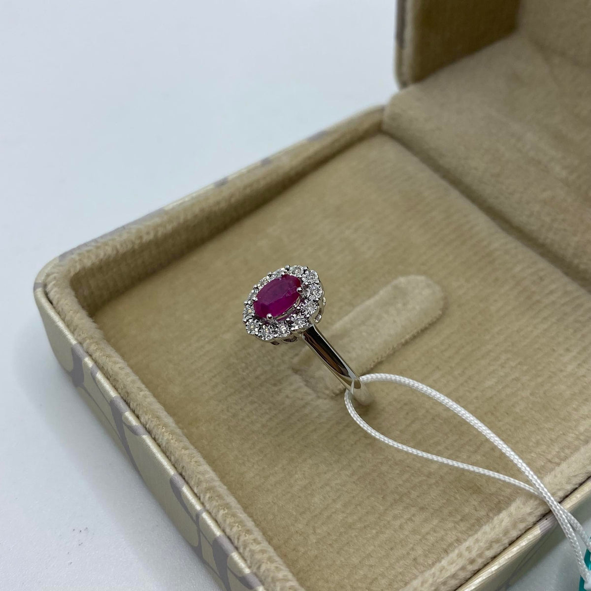 Anello Donna Oro 18KT con Rubino Ct 0.80 e Diamanti