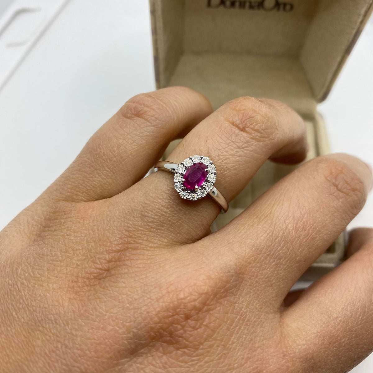 Anello Donna Oro 18KT con Rubino Ct 0.80 e Diamanti