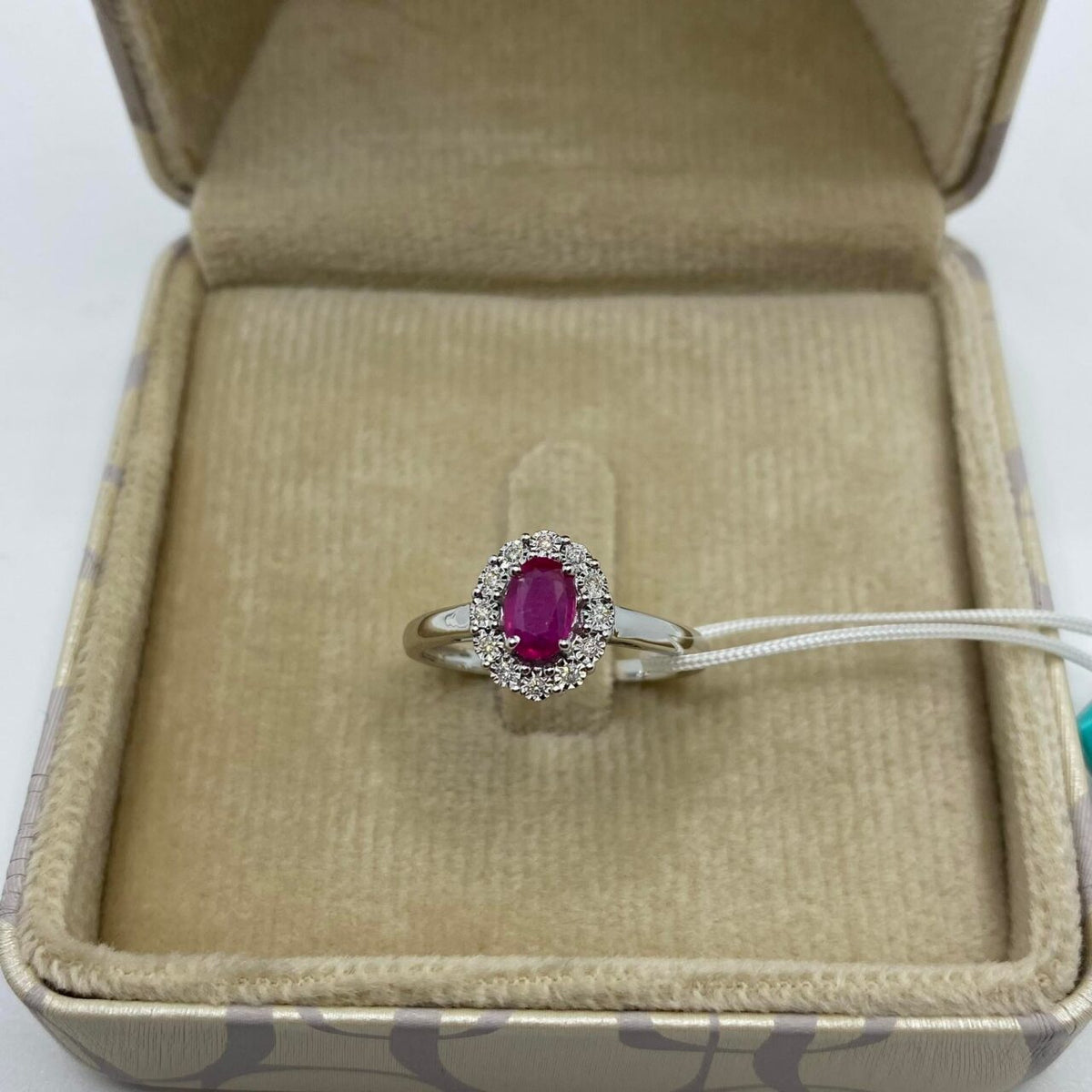 Anello Donna Oro 18KT con Rubino Ct 0.80 e Diamanti