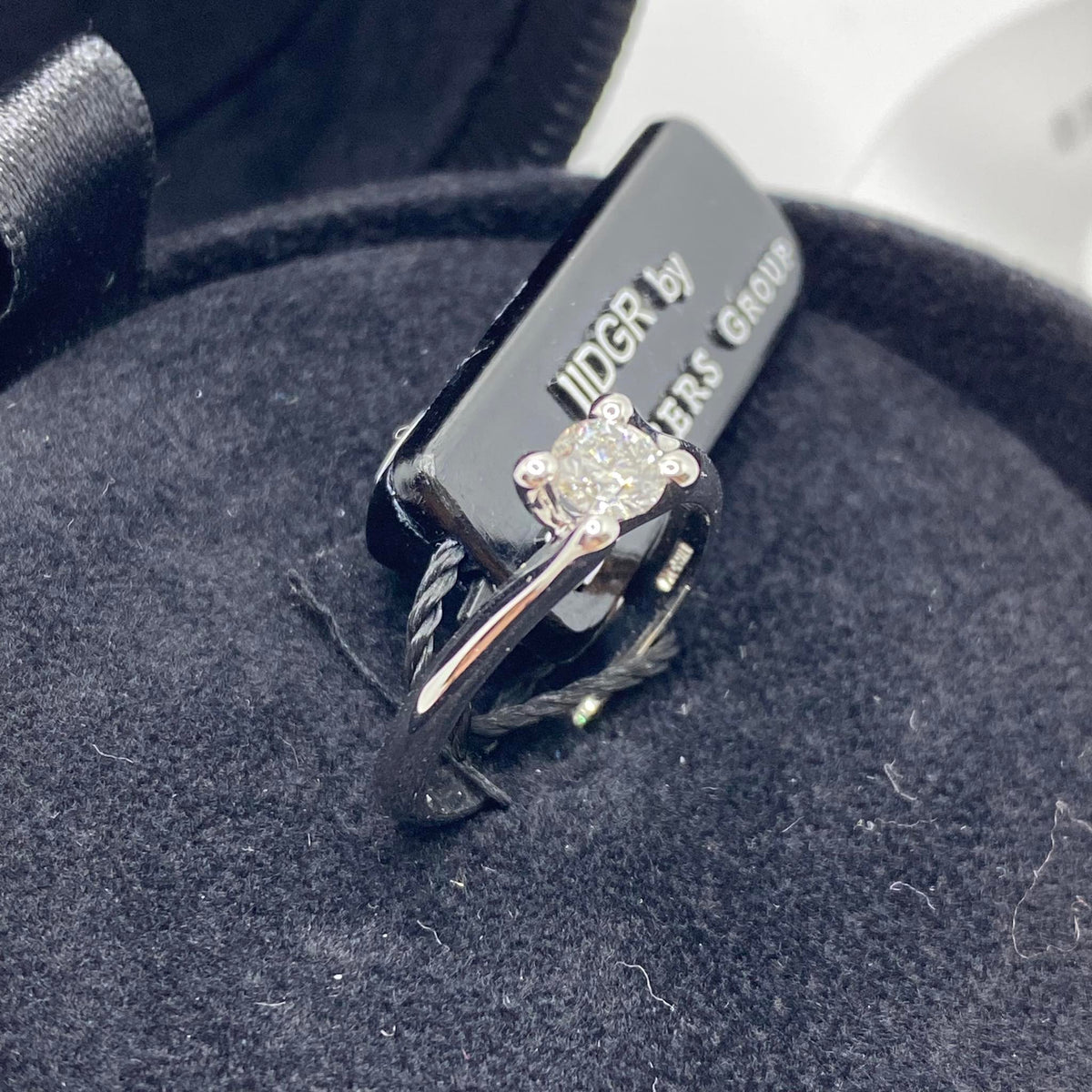 Anello Solitario Forever Unique con Diamante De Beers Ct. 0,37