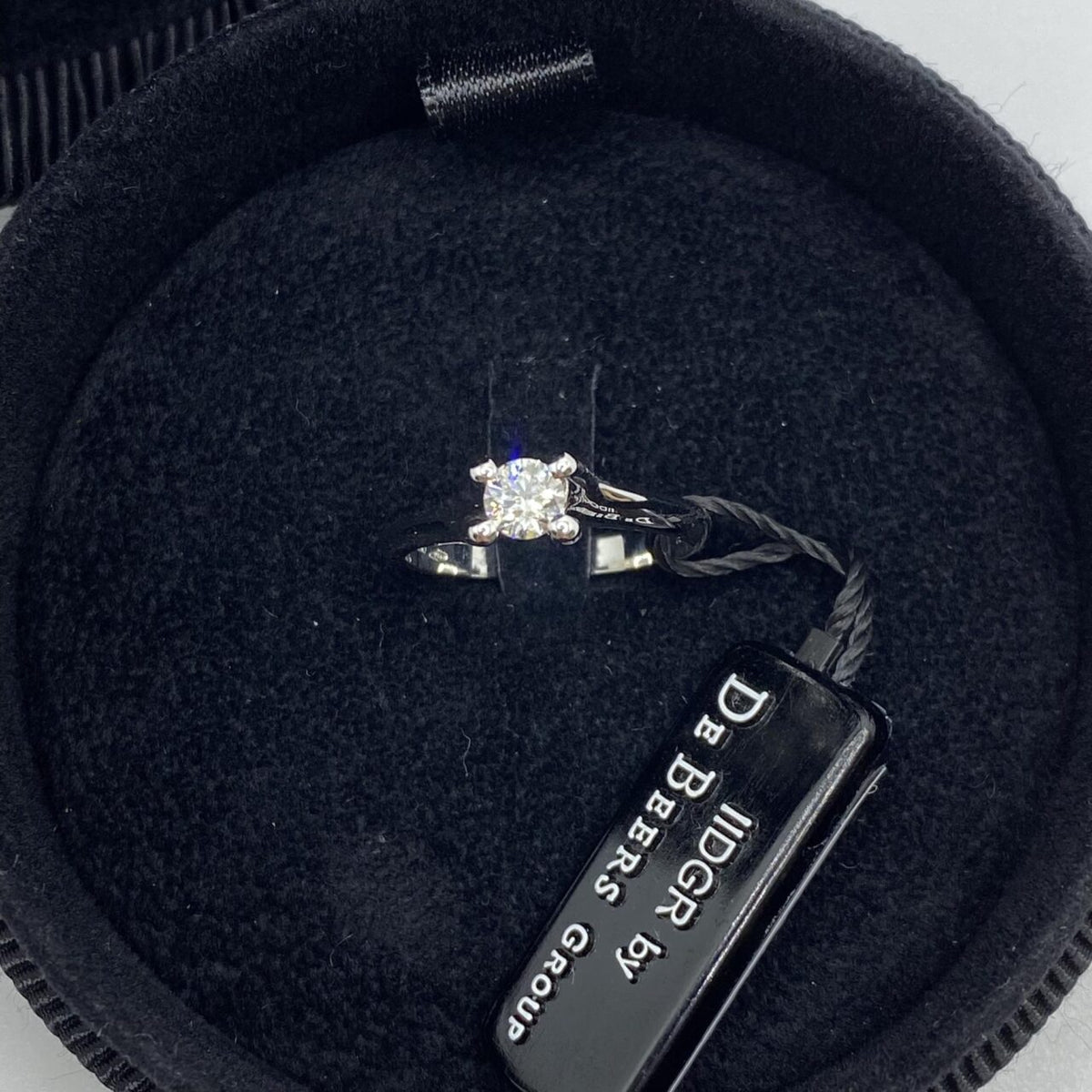 Anello Solitario Forever Unique con Diamante De Beers Ct. 0,37