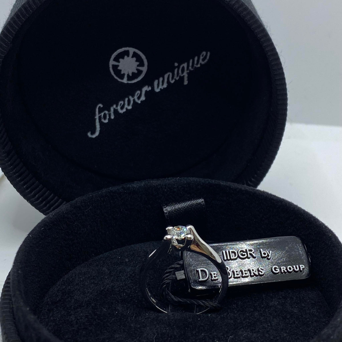 Anello Solitario Forever Unique con Diamante De Beers Ct. 0,37
