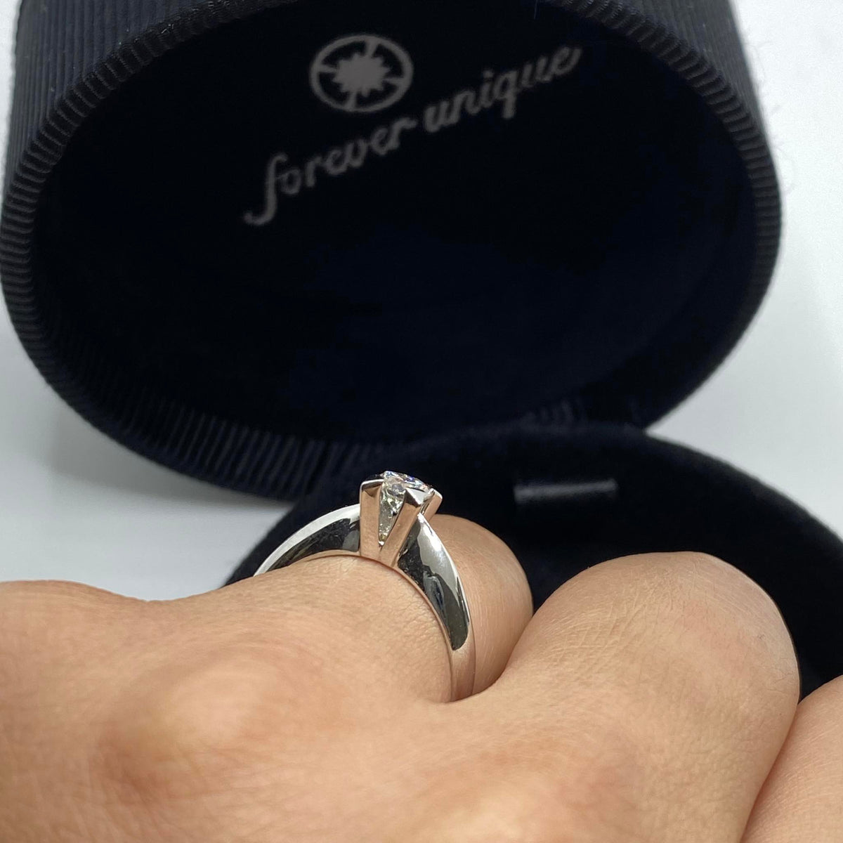Anello Solitario Forever Unique con Diamante De Beers Ct. 0,38