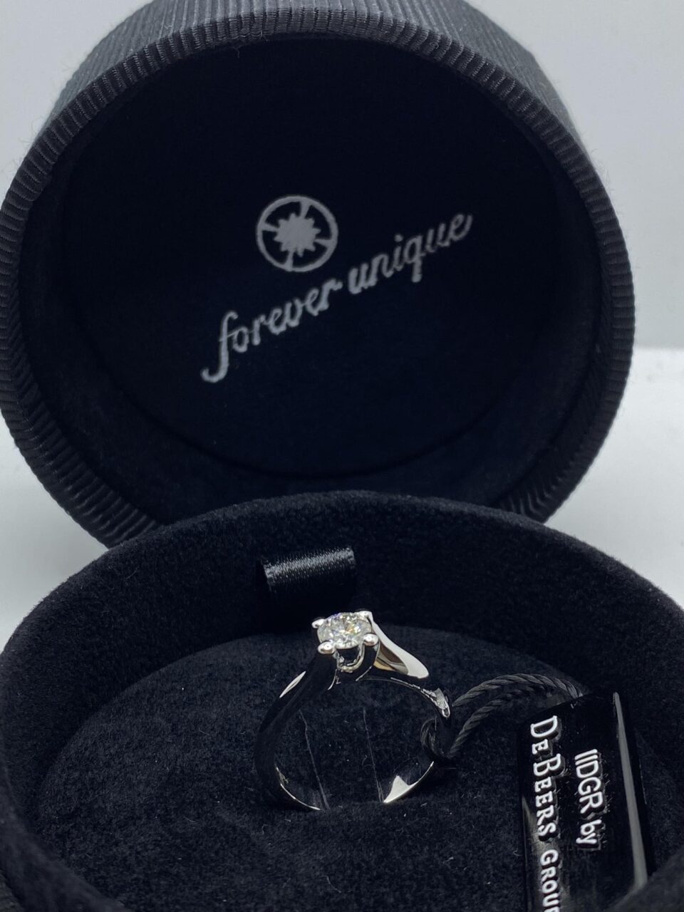 Anello Solitario Forever Unique con Diamante De Beers Ct. 0,50 G-VS