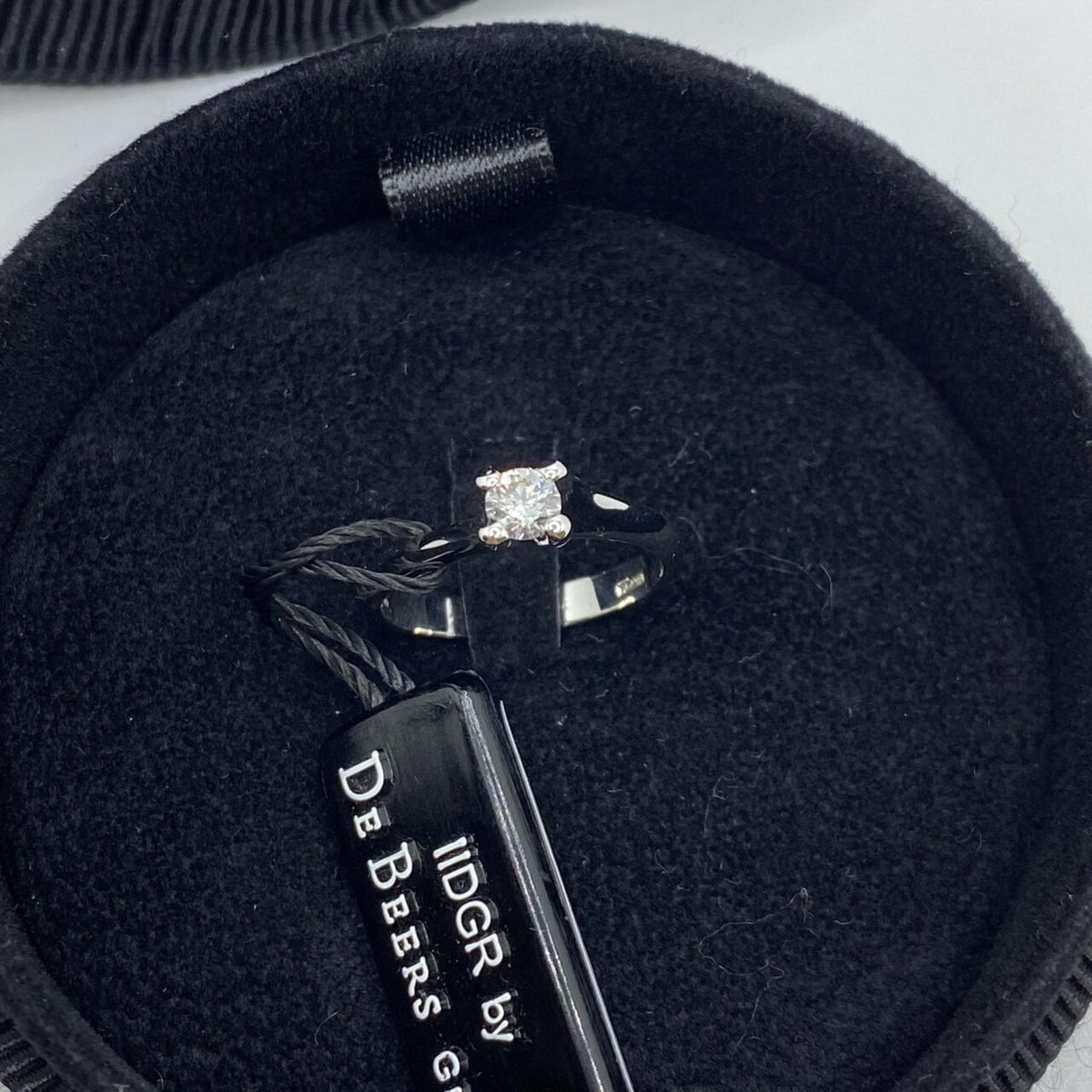 Anello Solitario Forever Unique con Diamante De Beers Ct. 0,30