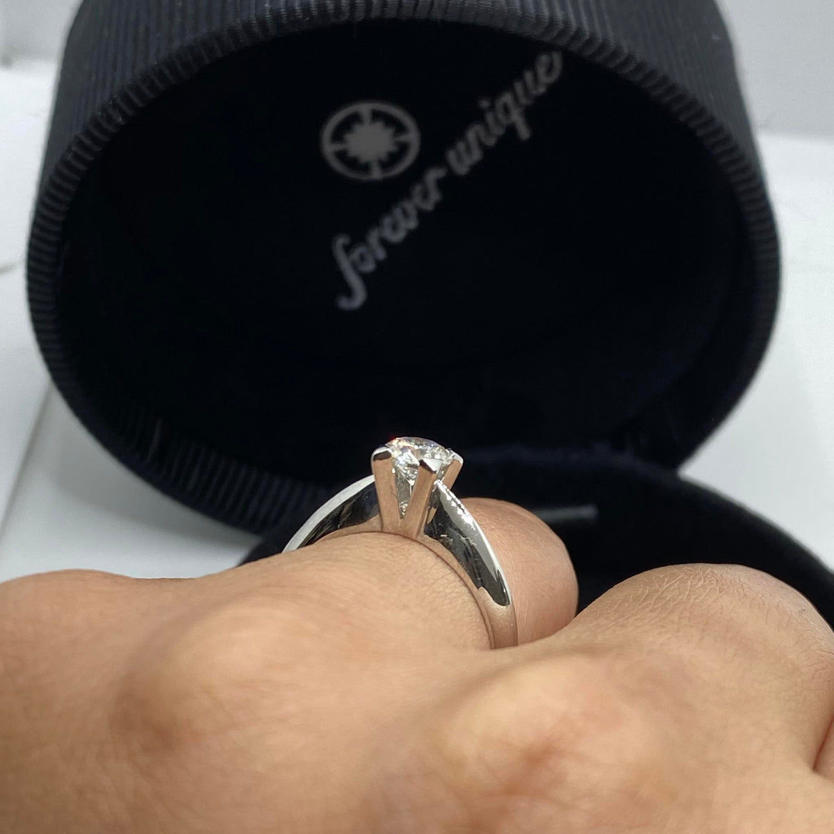 Anello Solitario Forever Unique con Diamante De Beers Ct. 0,55