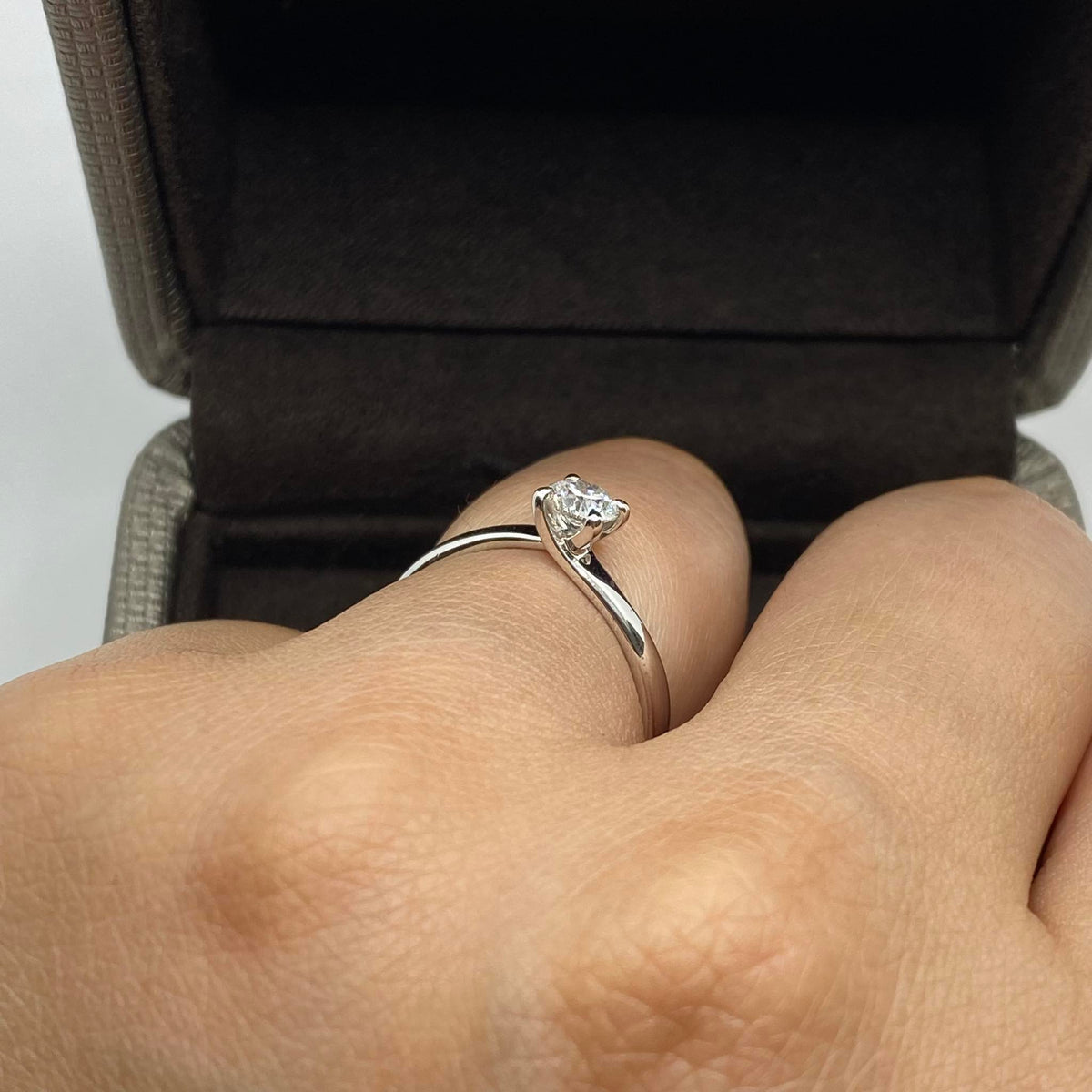 Anello Crivelli Solitario in Oro 18KT 18KT e Diamante Ct 0.40