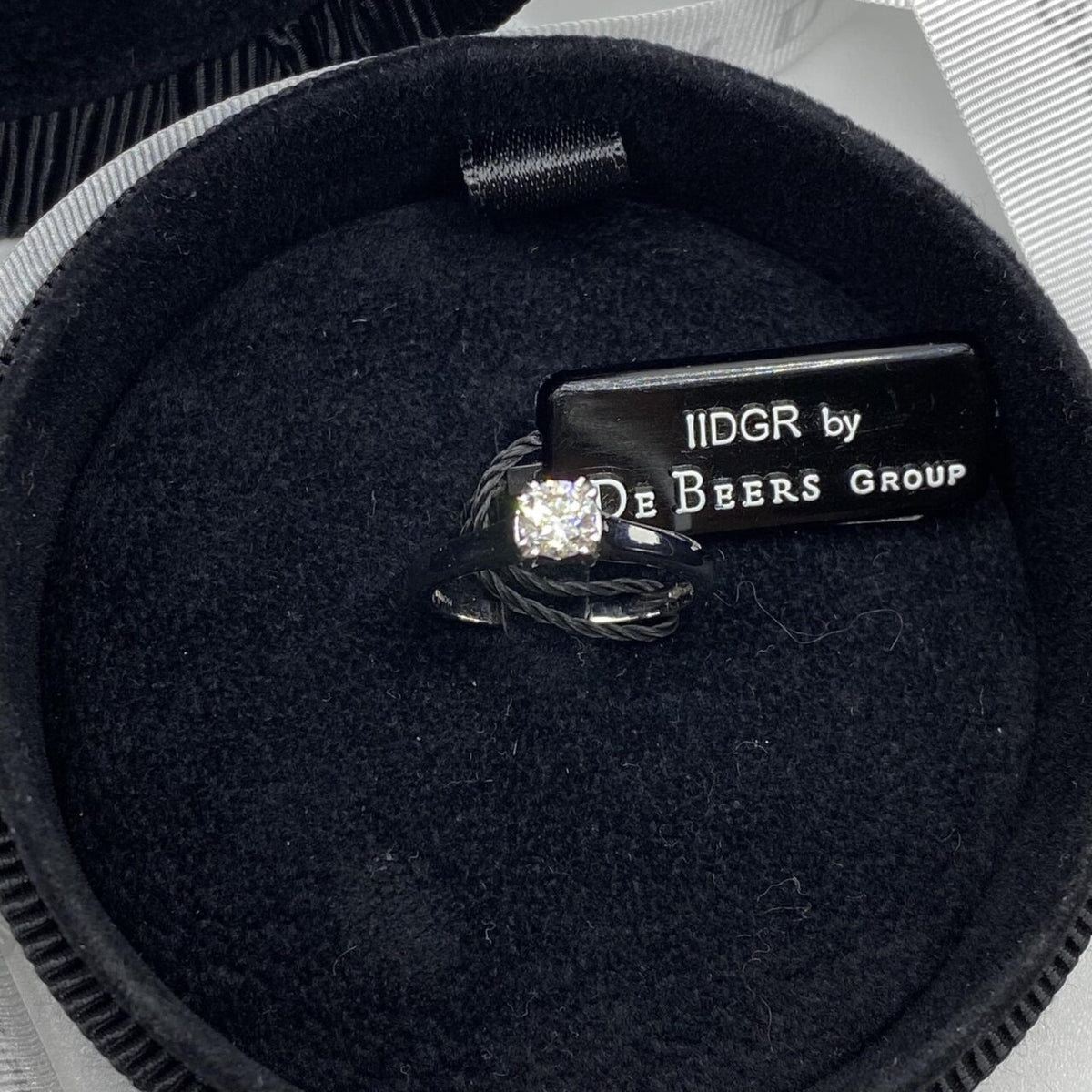 Anello Solitario Forever Unique con Diamante De Beers Ct. 0,46 F-VVS