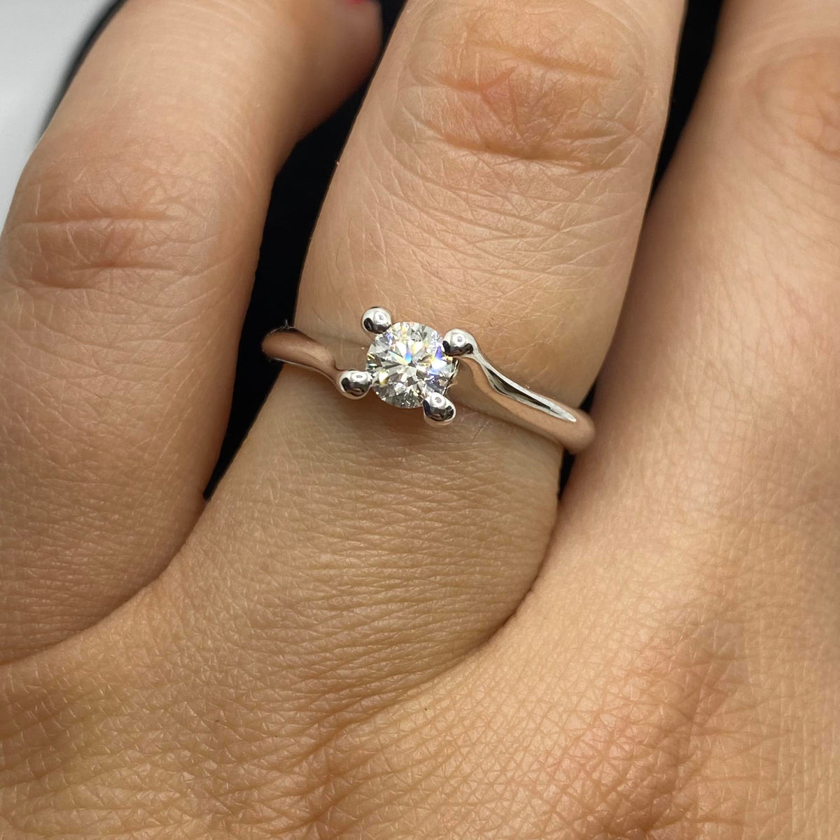 Anello Solitario Forever Unique con Diamante De Beers Ct. 0,37