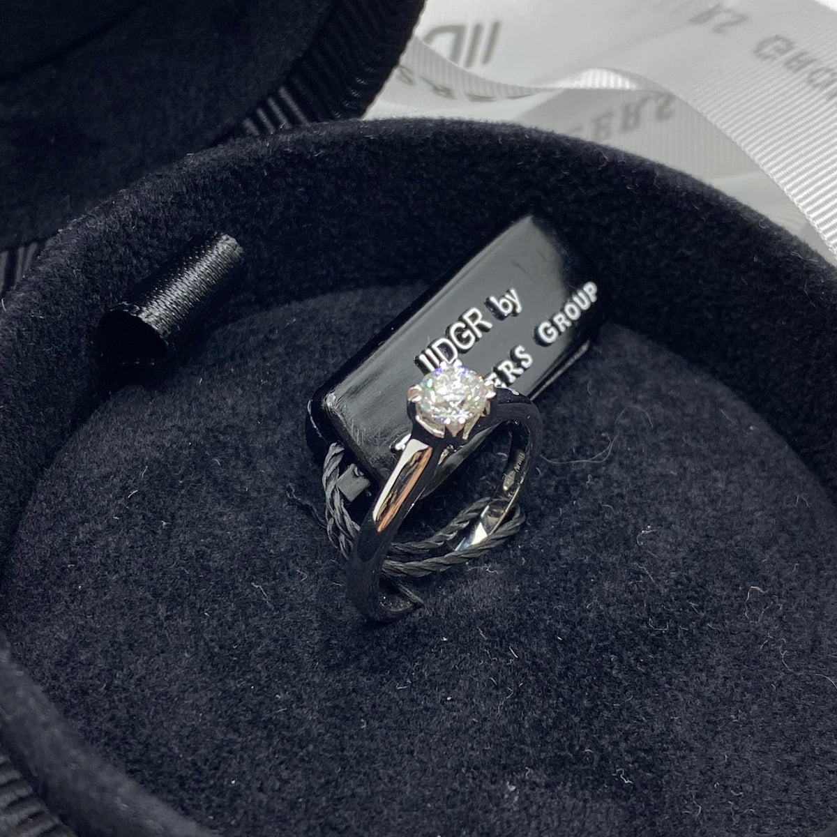 Anello Solitario Forever Unique con Diamante De Beers Ct. 0,46 F-VVS