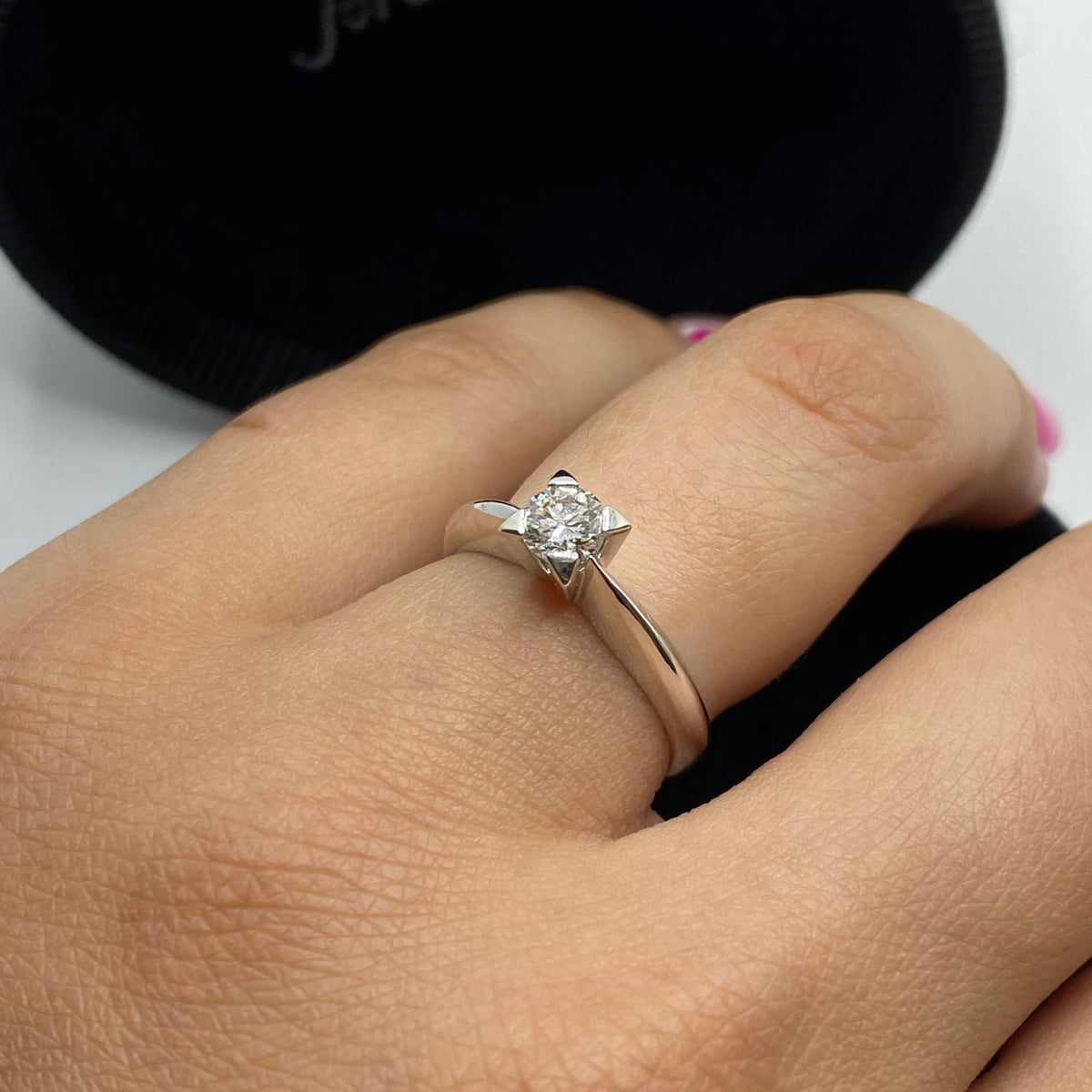 Anello Solitario Forever Unique con Diamante De Beers Ct. 0,38