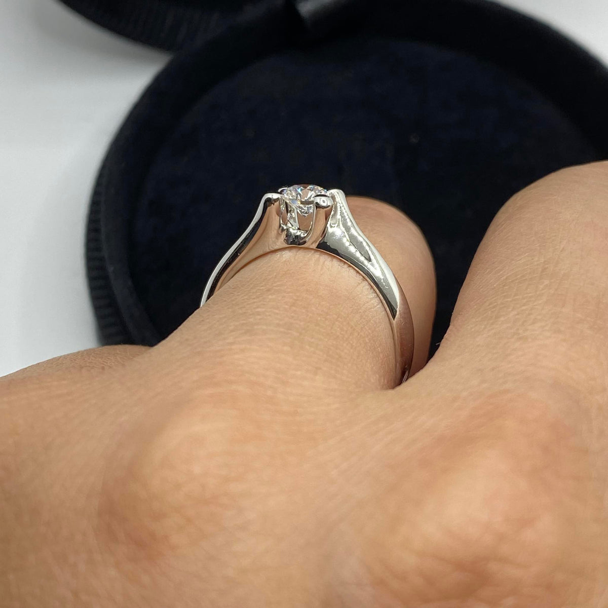Anello Solitario Forever Unique con Diamante De Beers Ct. 0,37