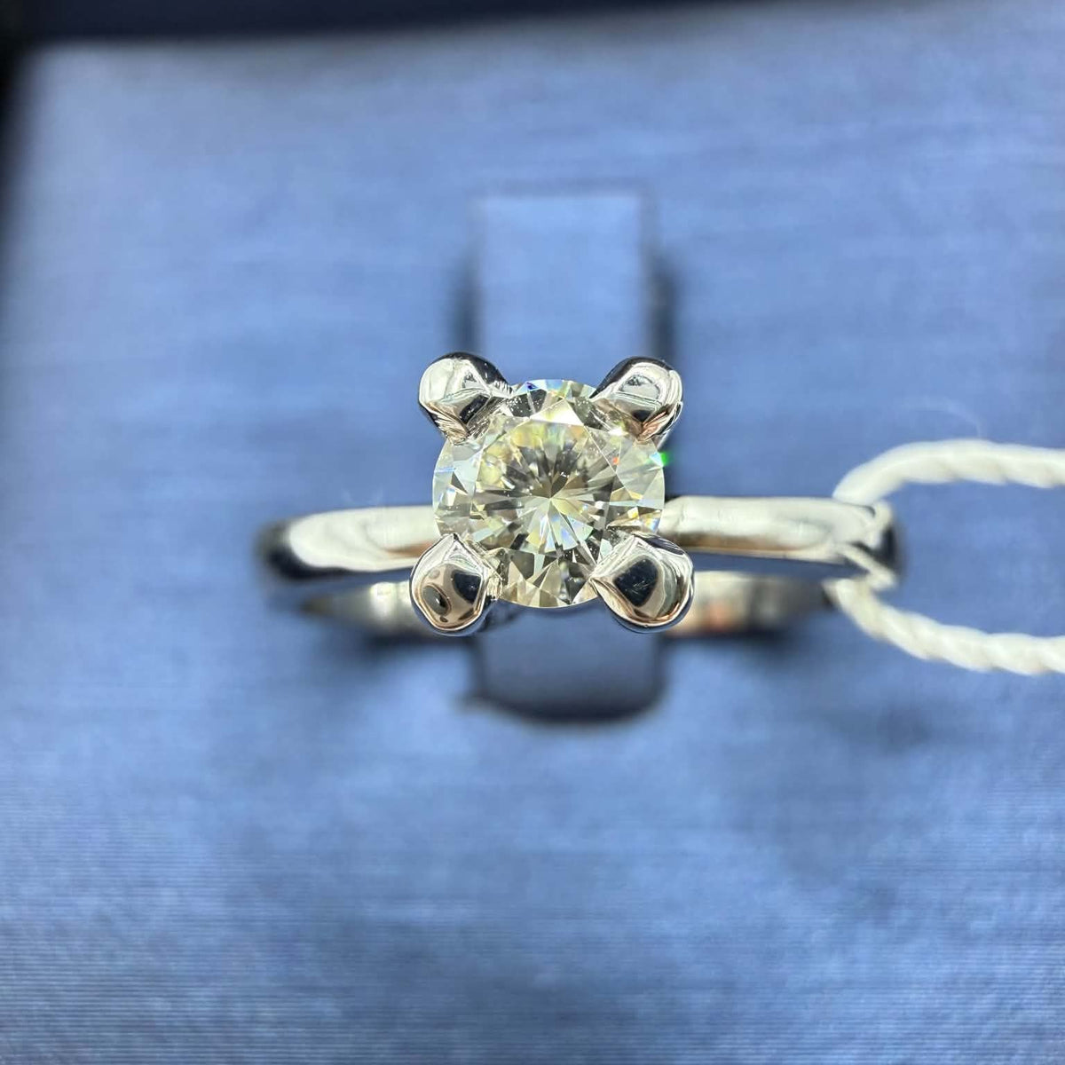 Anello Solitario in Oro 18KT 18KT e Diamante Ct. 0.33 G-IF