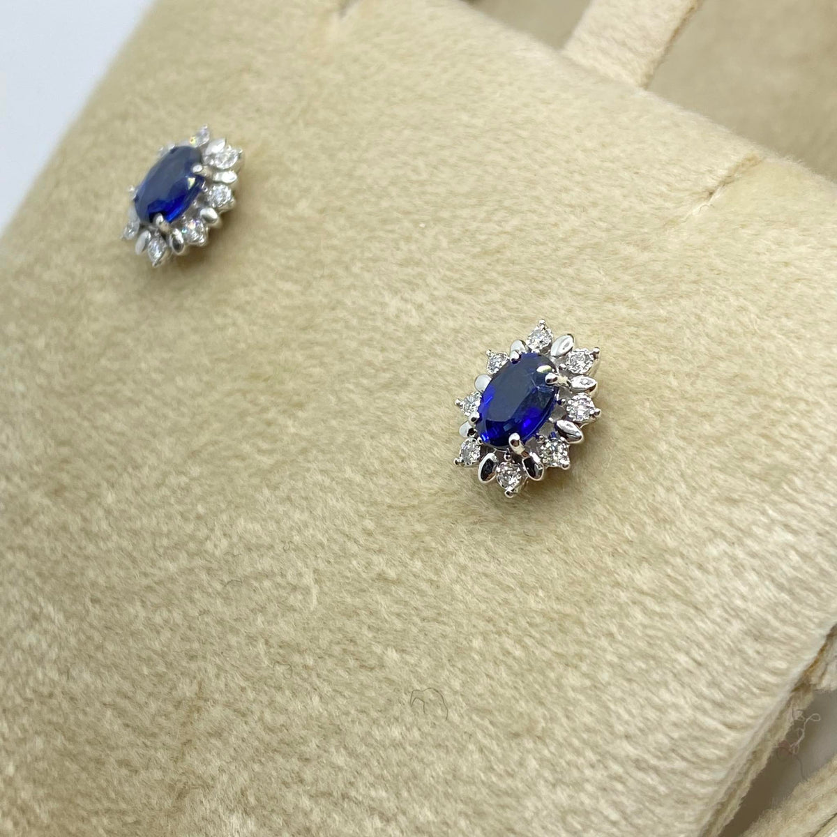 Orecchini Donna Oro 18KT con Zaffiro Ct. 1,00 e Diamanti