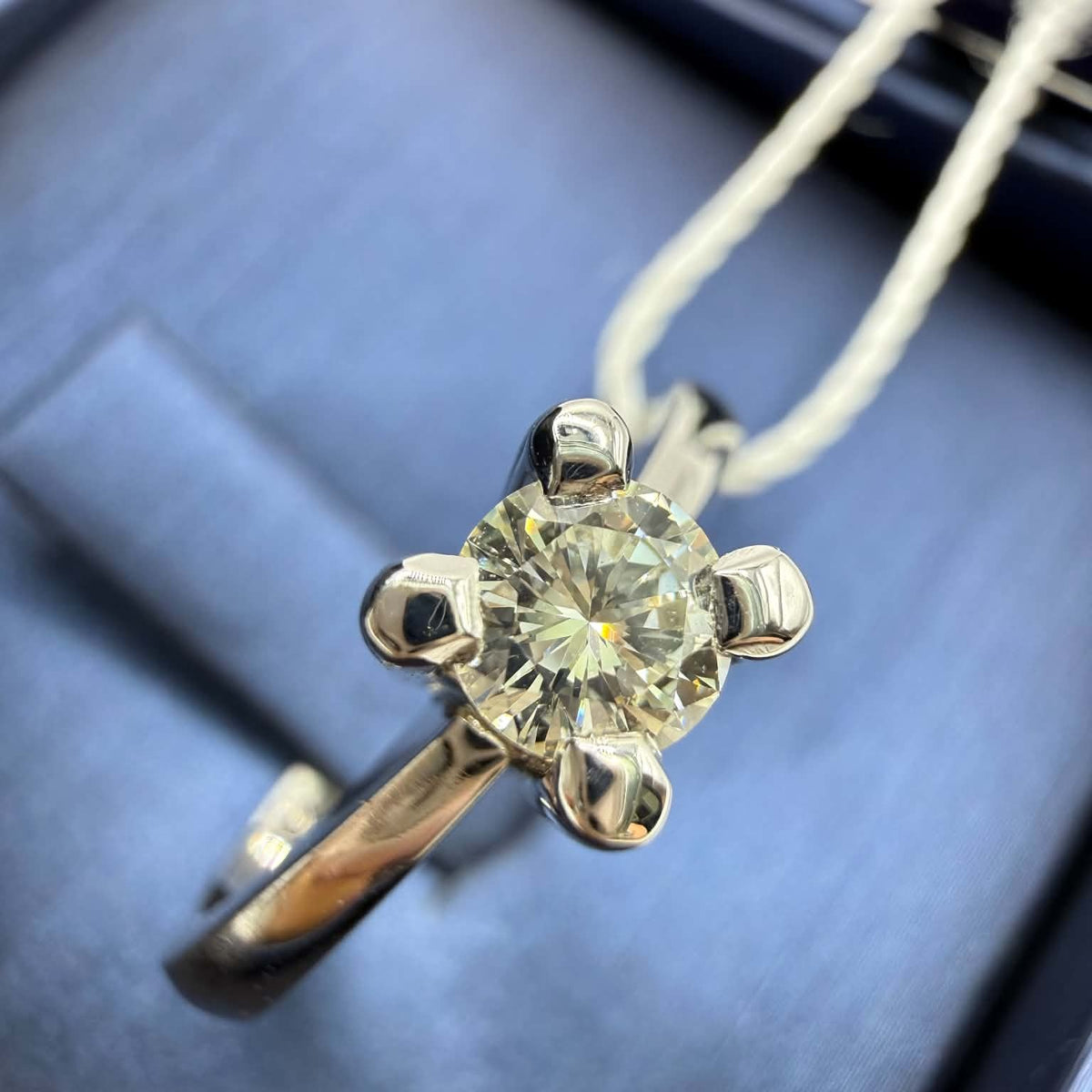 Anello Solitario in Oro 18KT 18KT e Diamante Ct. 0.33 G-IF