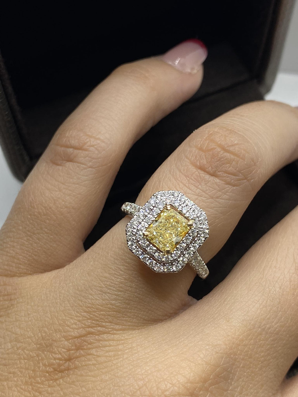 Anello Crivelli in Oro 18KT 18KT con Diamante Fancy Gia Ct 1,14