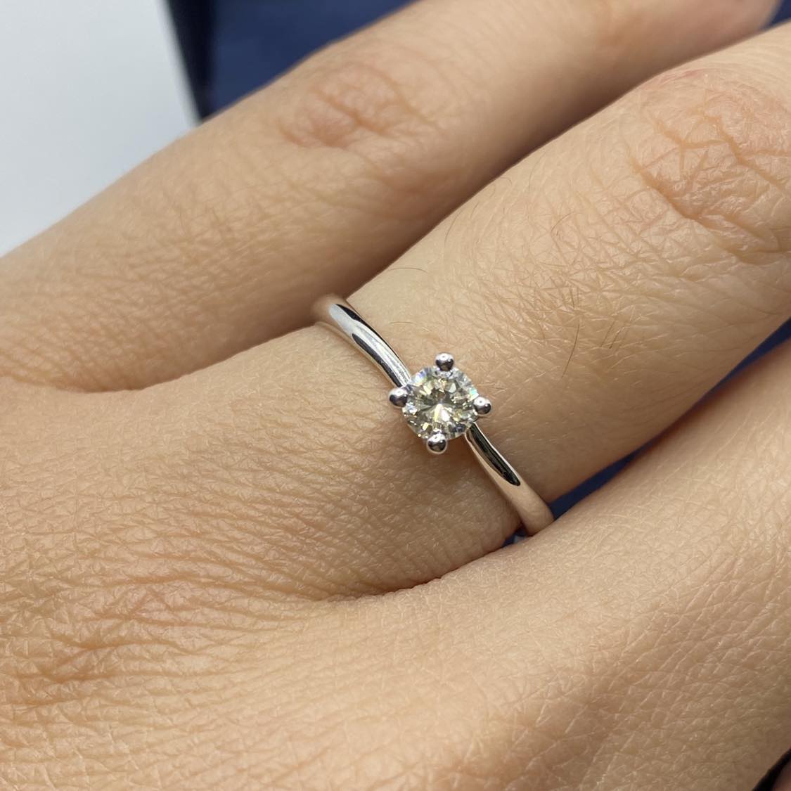 Anello Solitario in Oro 18KT 18KT e Diamante Ct. 0,23 G VS