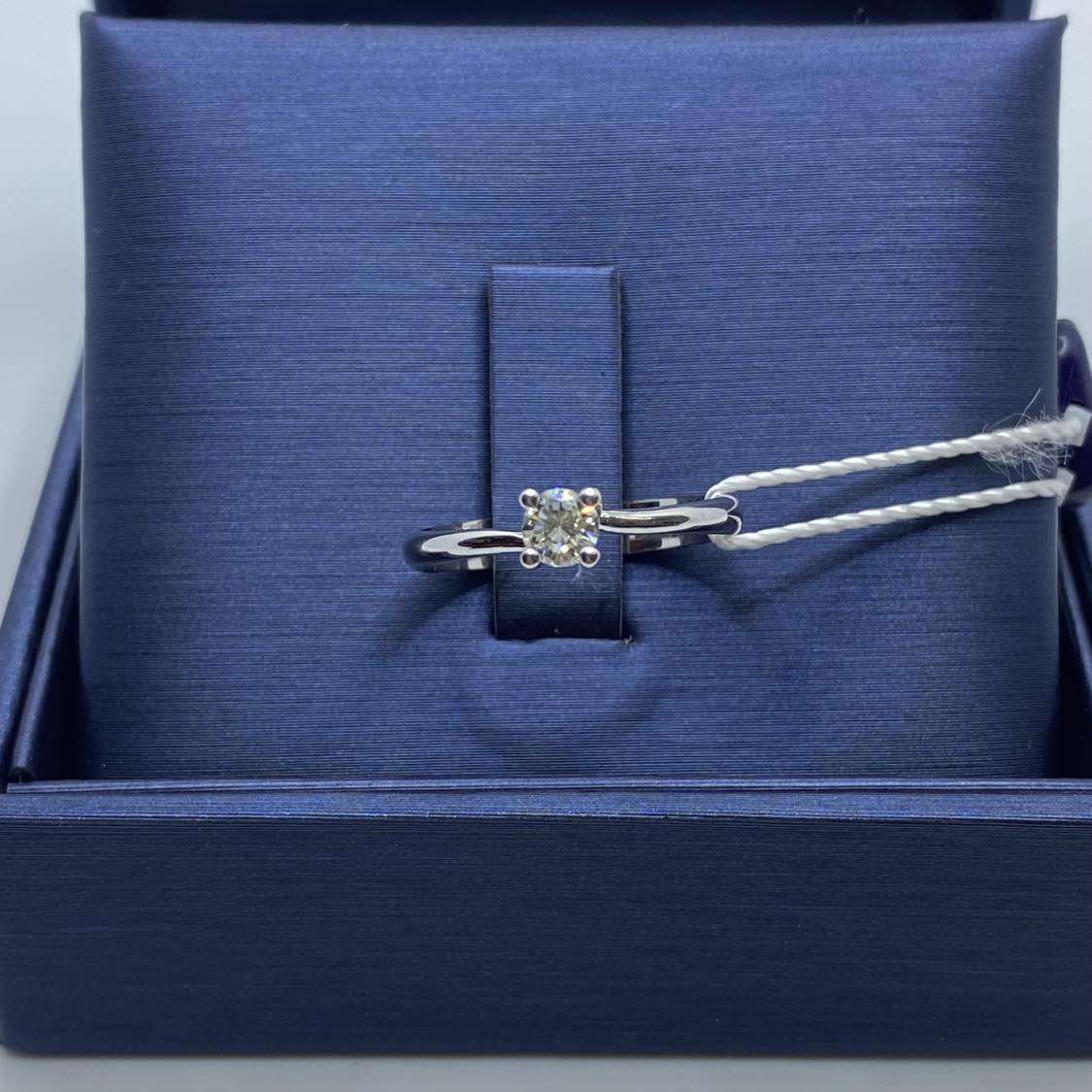 Anello Solitario in Oro 18KT 18KT e Diamante Ct. 0,23 G VS