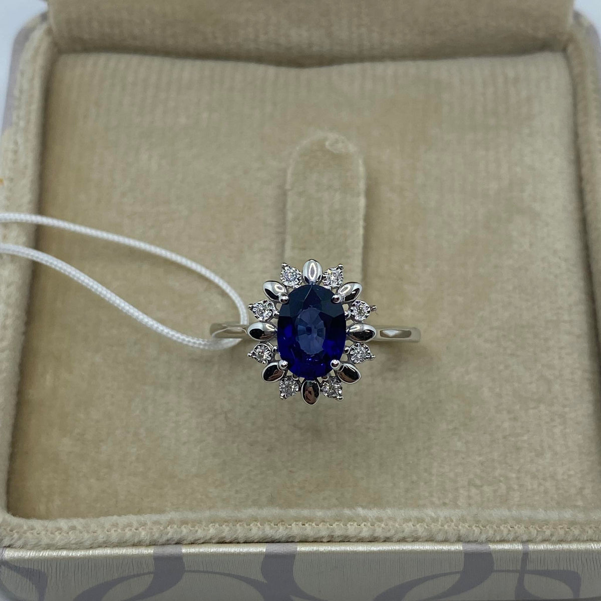 Anello Donna Oro 18KT con Zaffiro Ct. 1.50 e Diamanti