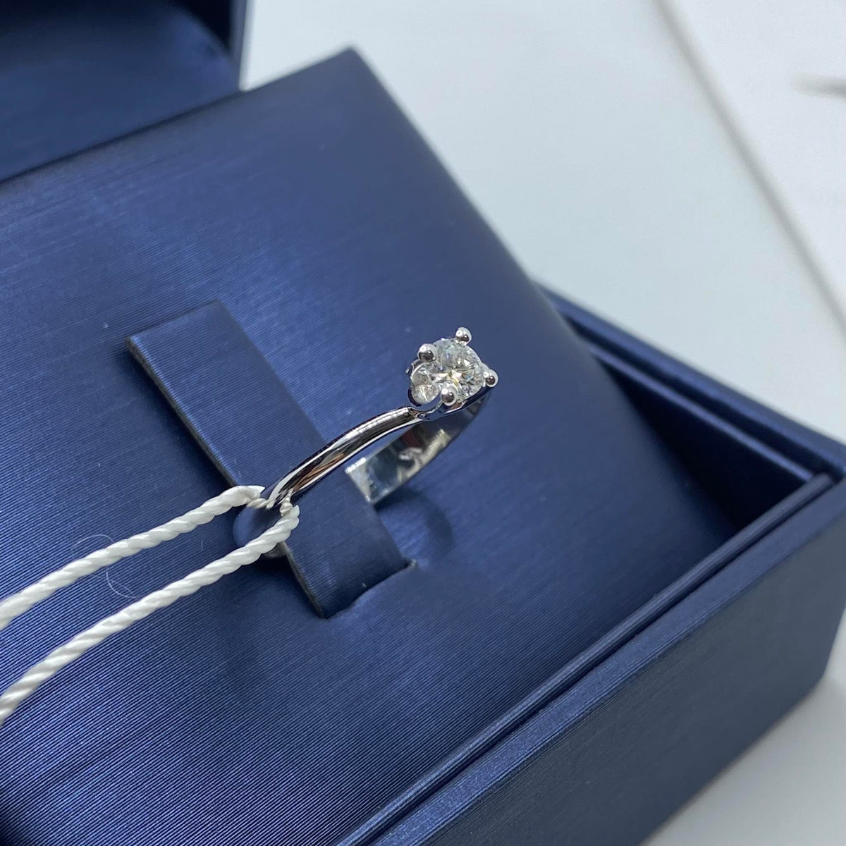 Anello Solitario in Oro 18KT 18KT e Diamante Ct. 0,19 G-VS