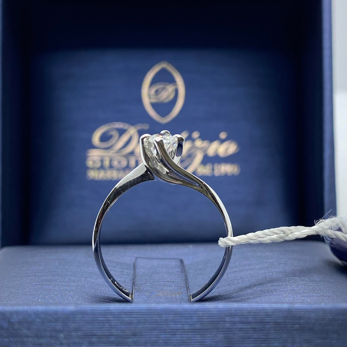 Anello Solitario in Oro 18KT 18KT e Diamante Ct. 0,23