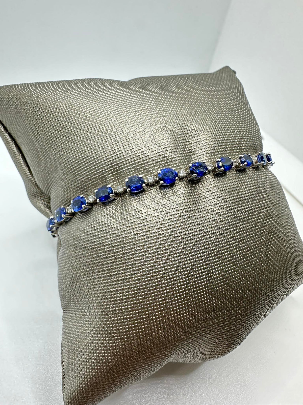 Bracciale Tennis Donna Oro 18KT con Diamanti ct 0.22 e Zaffiri Ct. 5.70