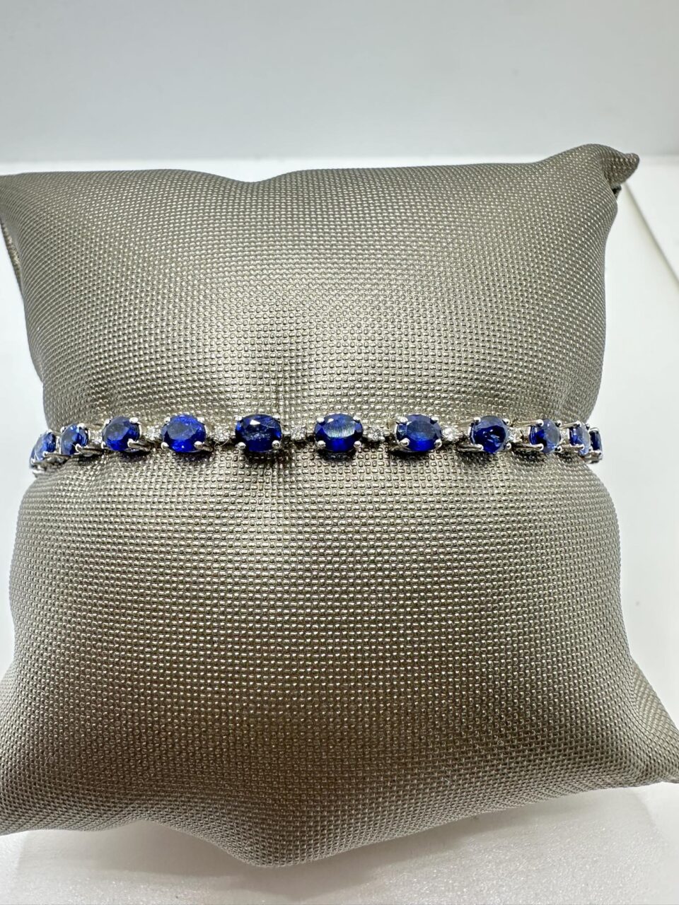 Bracciale Tennis Donna Oro 18KT con Diamanti ct 0.22 e Zaffiri Ct. 5.70