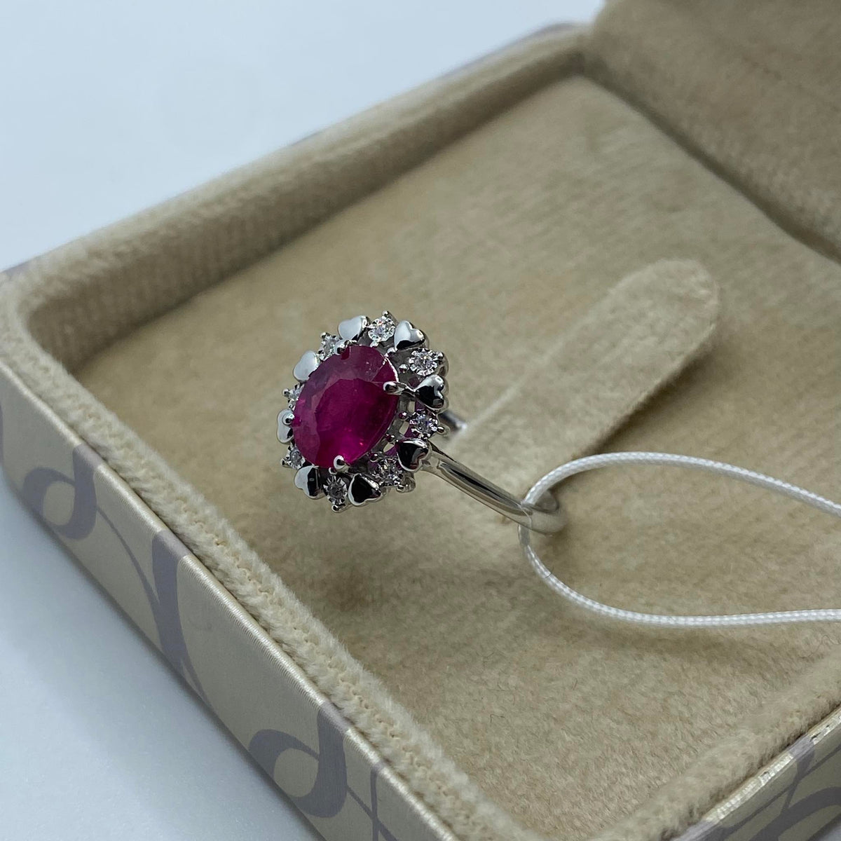 Anello Donna Oro 18KT con Rubino Ct. 1.60 e Diamanti