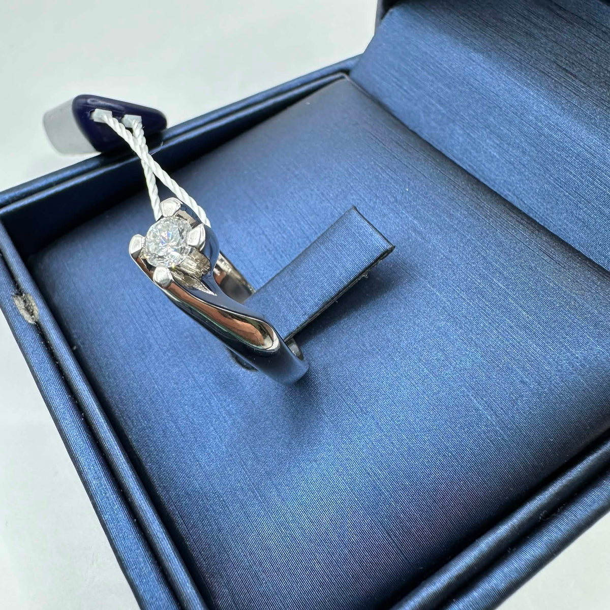 Anello Solitario in Oro 18KT 18KT e Diamante Ct 0.38 G-VVS