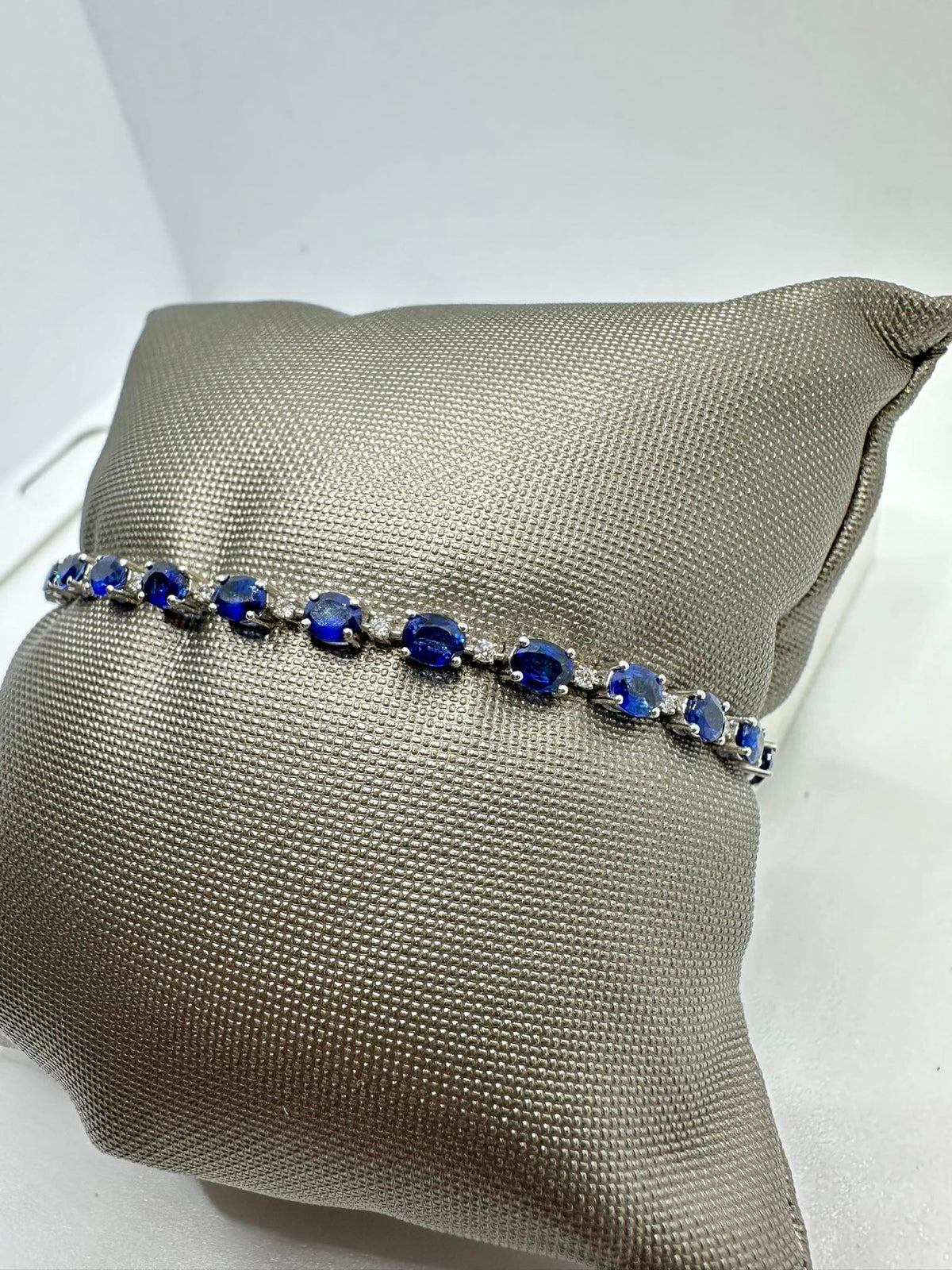Bracciale Tennis Donna Oro 18KT con Diamanti ct 0.22 e Zaffiri Ct. 5.70