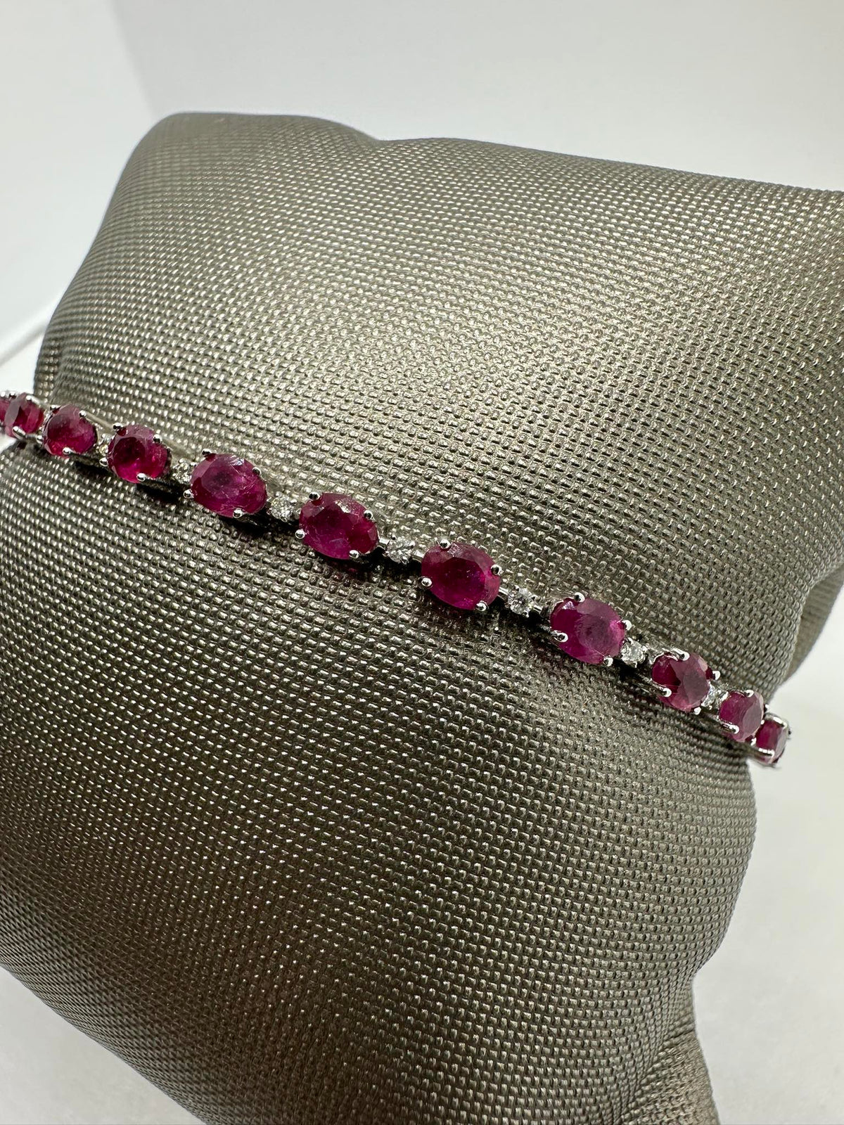 Bracciale Tennis Donna Oro 18KT con Diamanti e Rubini Ct. 6.50