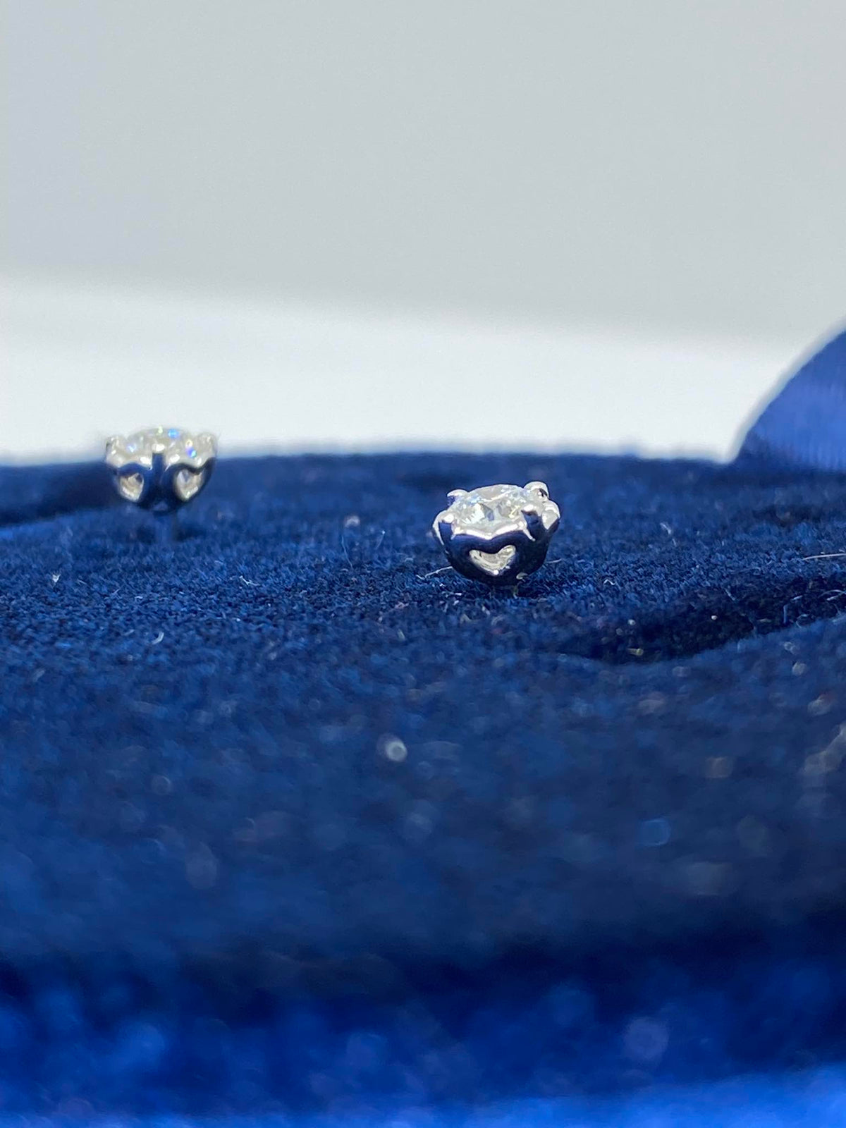 Orecchini Punto Luce Anniversary in Oro 18KT e Diamante ct. 0,27