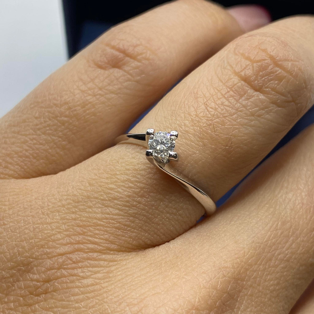 Anello Solitario in Oro 18KT 18KT e Diamante Ct. 0,23