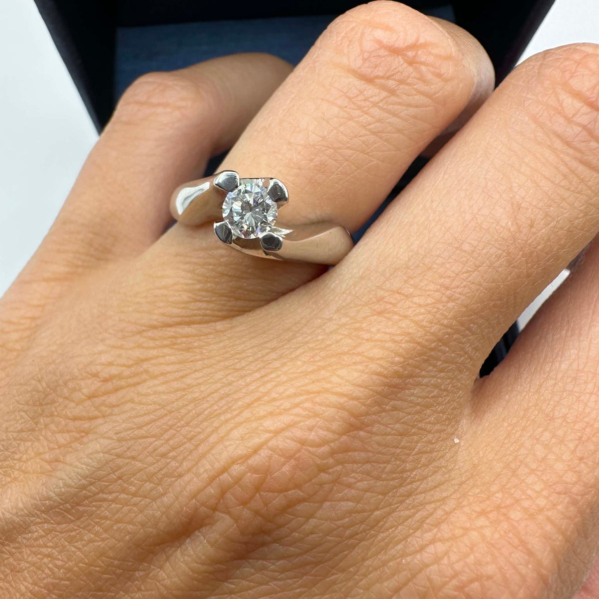 Anello Solitario in Oro 18KT 18KT e Diamante Ct 0.38 G-VVS