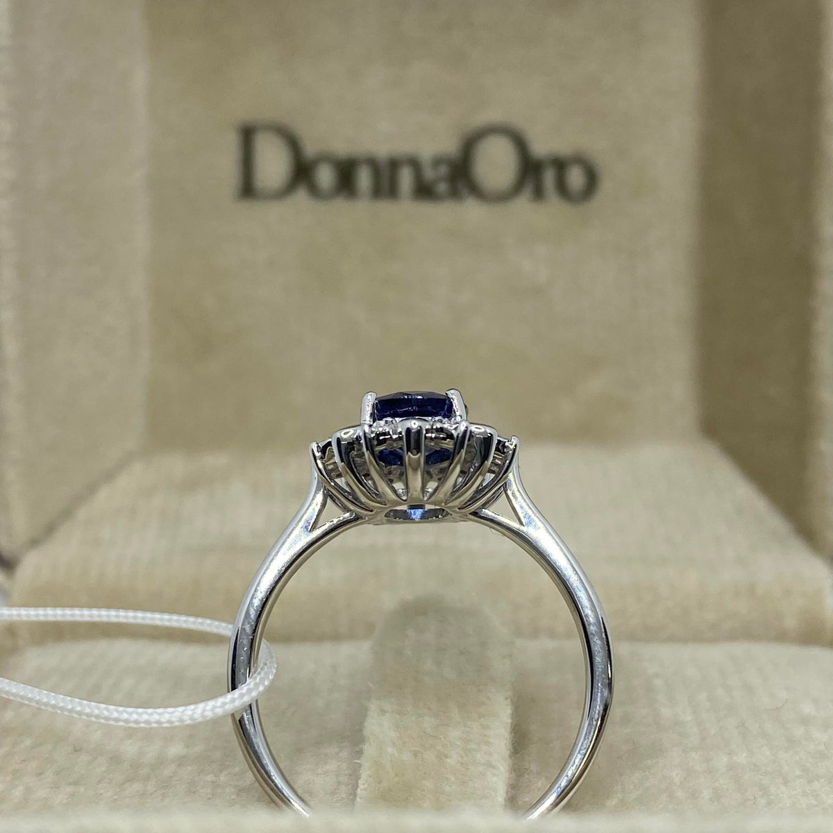 Anello Donna Oro 18KT con Zaffiro Ct. 1.50 e Diamanti