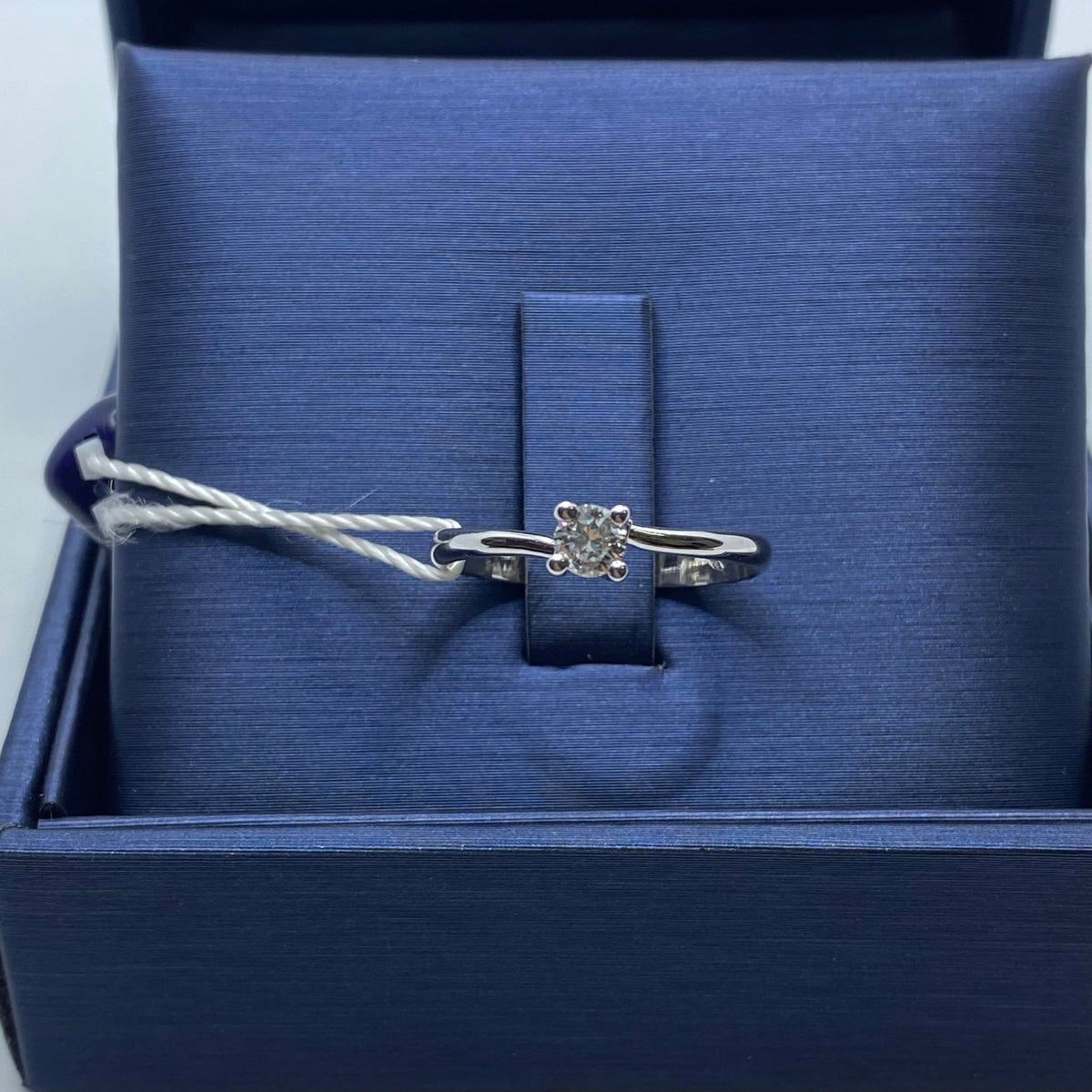Anello Solitario in Oro 18KT 18KT e Diamante Ct. 0,19 G-VS