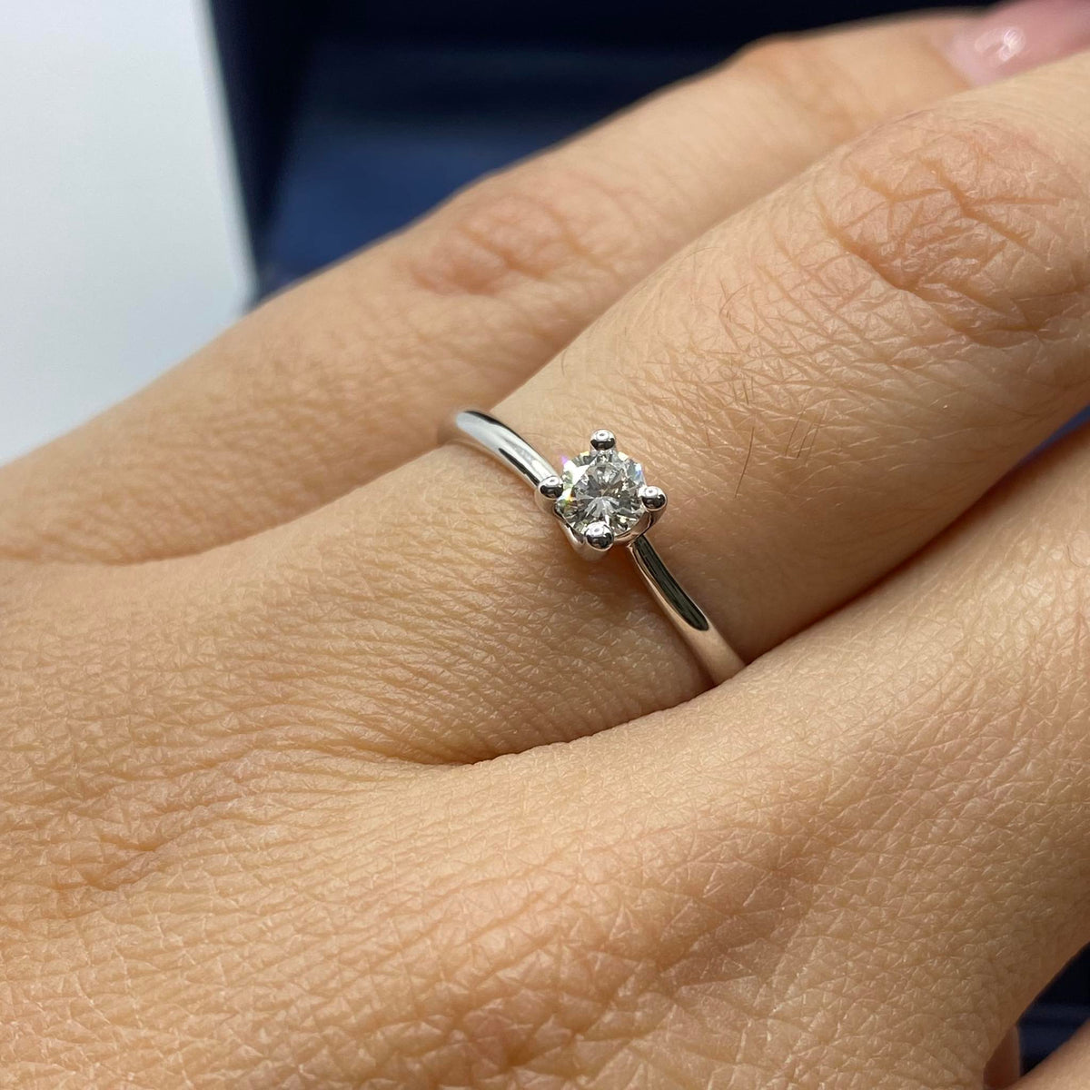 Anello Solitario in Oro 18KT 18KT e Diamante Ct. 0,19 G-VS