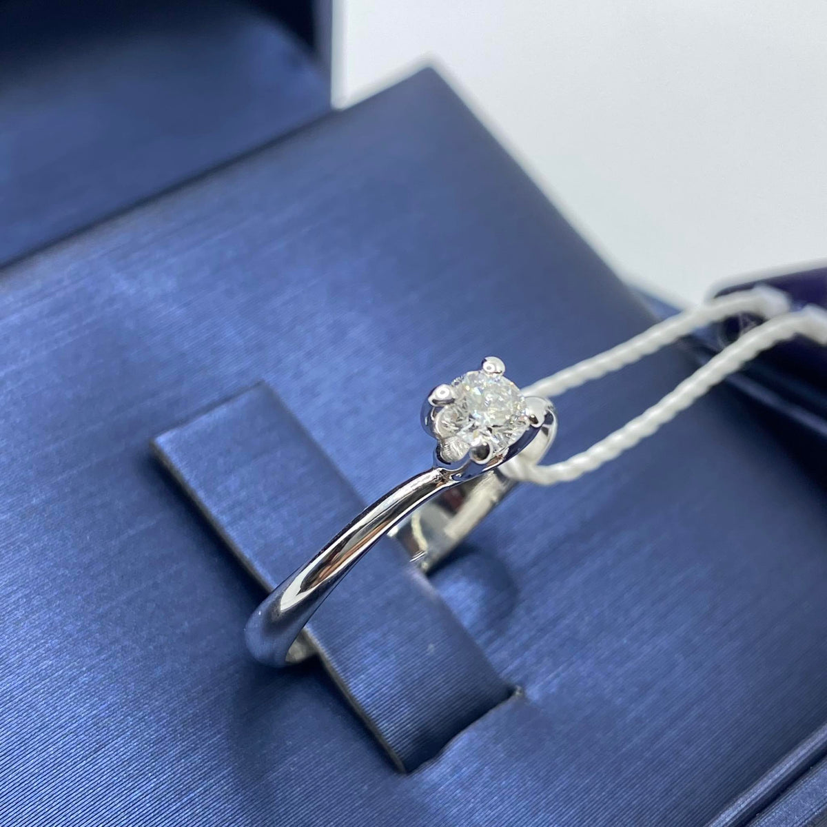 Anello Solitario in Oro 18KT 18KT e Diamante Ct. 0,24